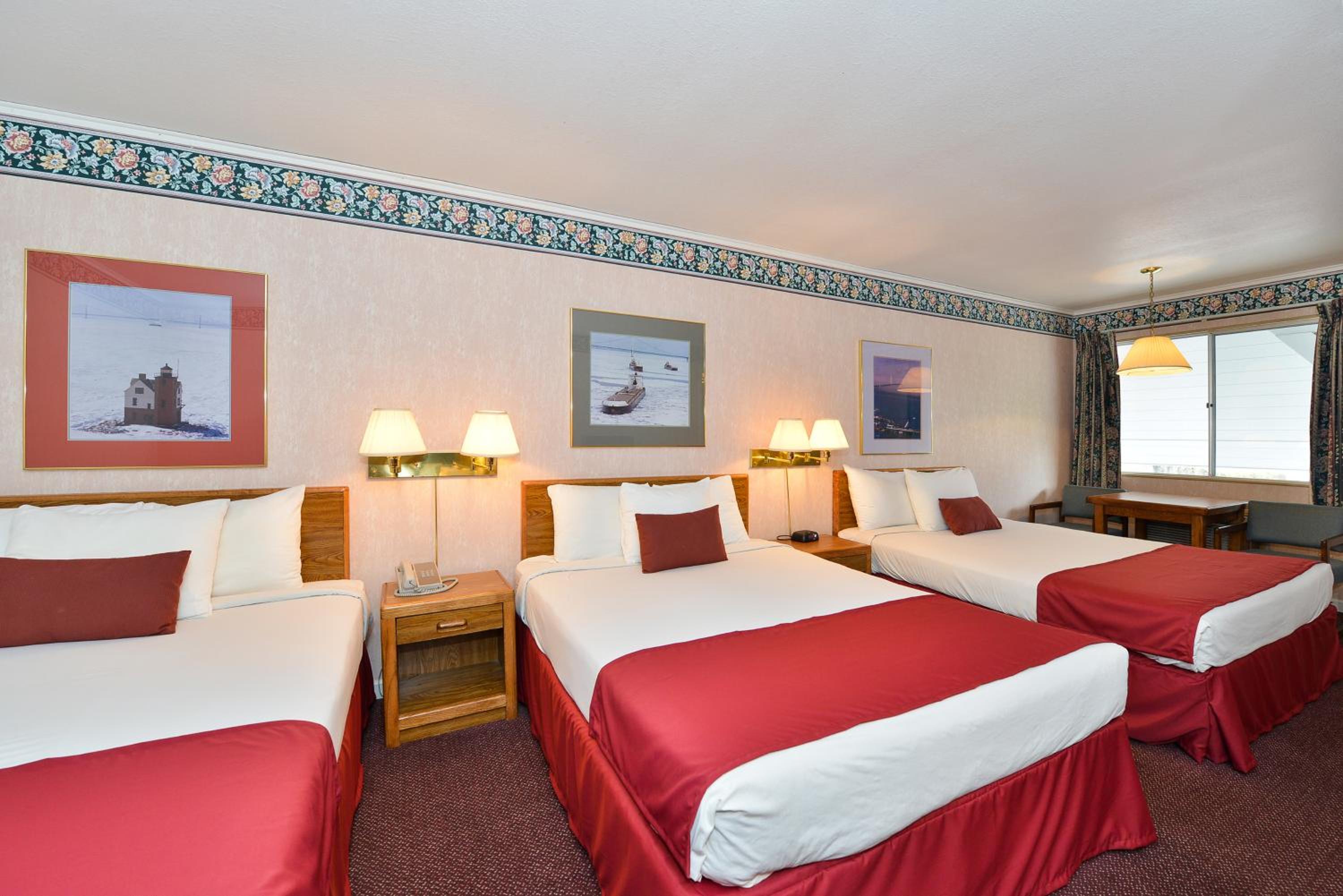 3 Queen Beds Pet Friendly Non-Smoking photo 1