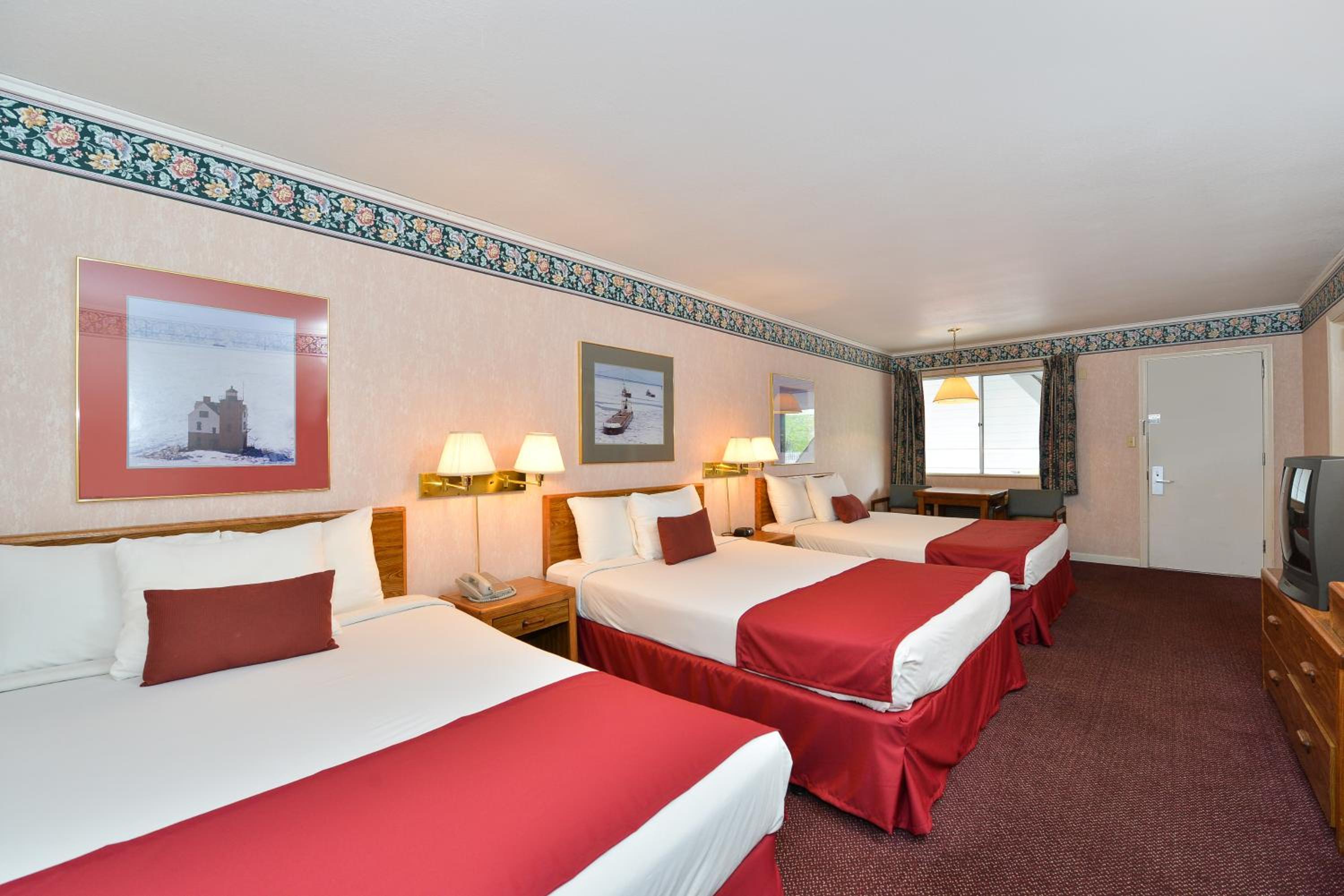 3 Queen Beds Pet Friendly Non-Smoking photo 2