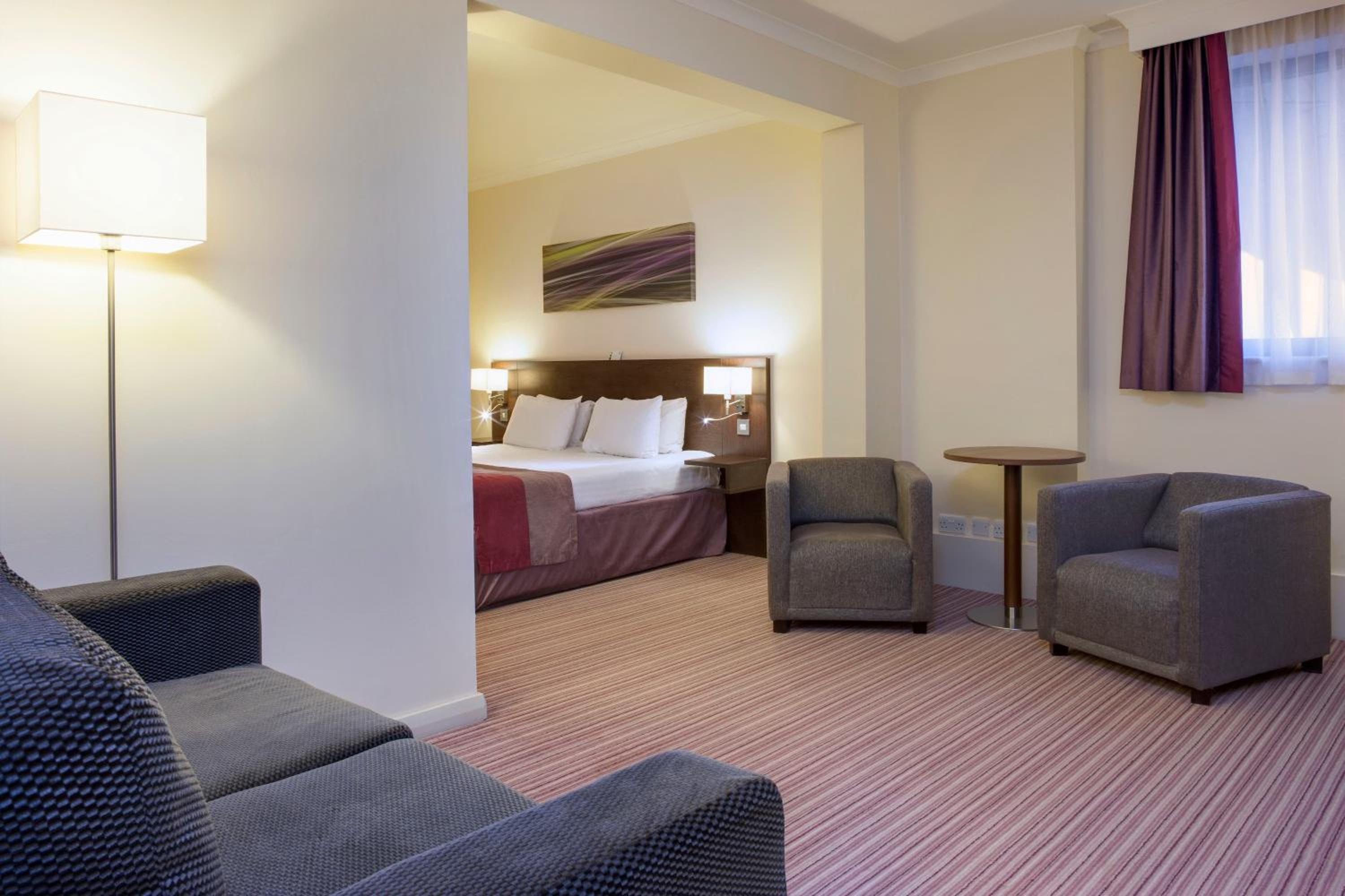 Standard Queen Room with Sofa Bed - Non-Smoking - Photo 12