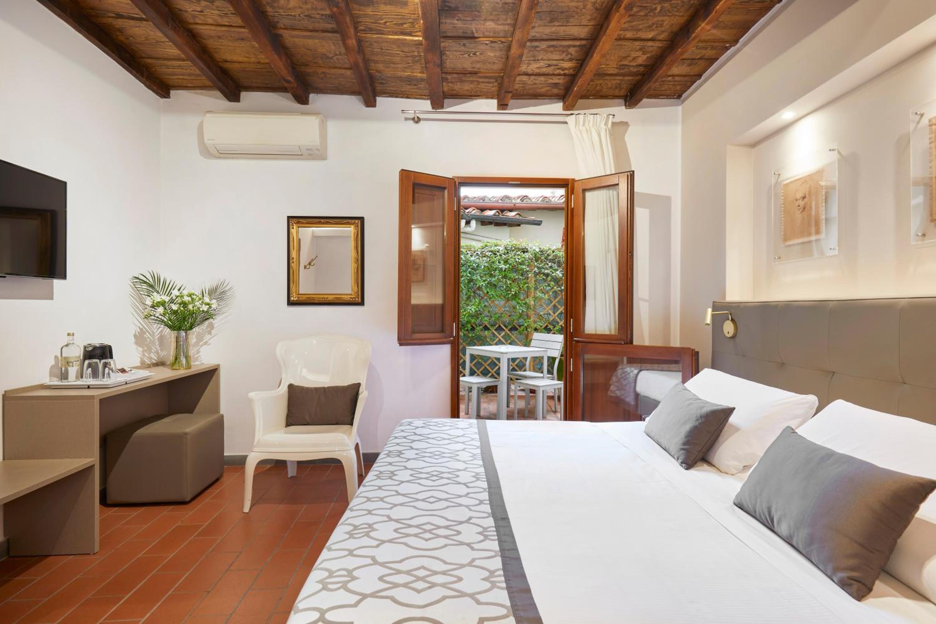 Double Room with Patio photo 2