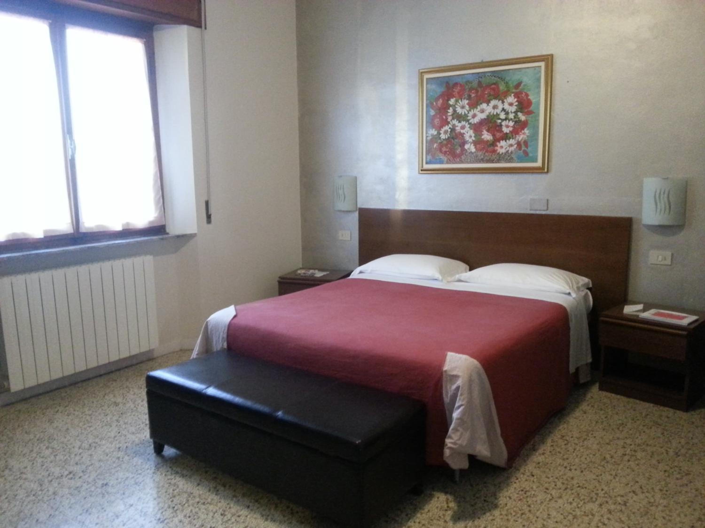 Standard Double Room - Photo 7