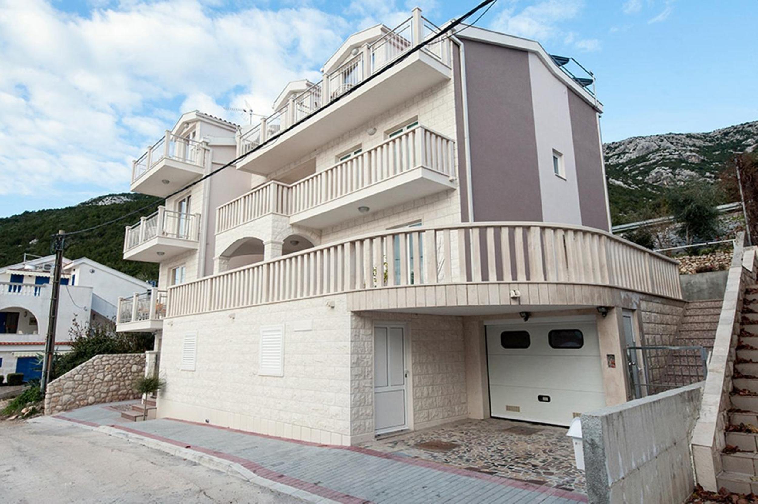 Studio Apartment with Balcony photo 2