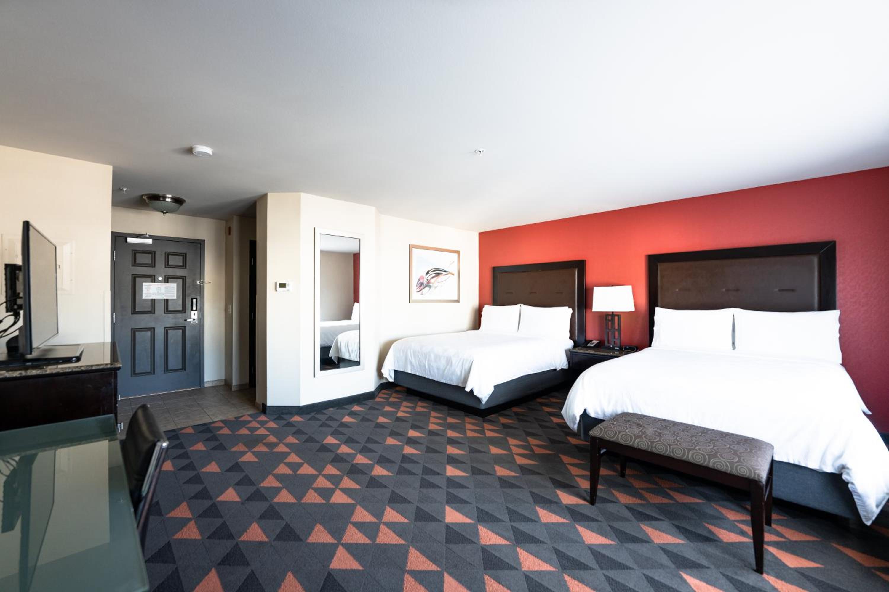 Standard Queen Room with Two Queen Beds - Photo 9