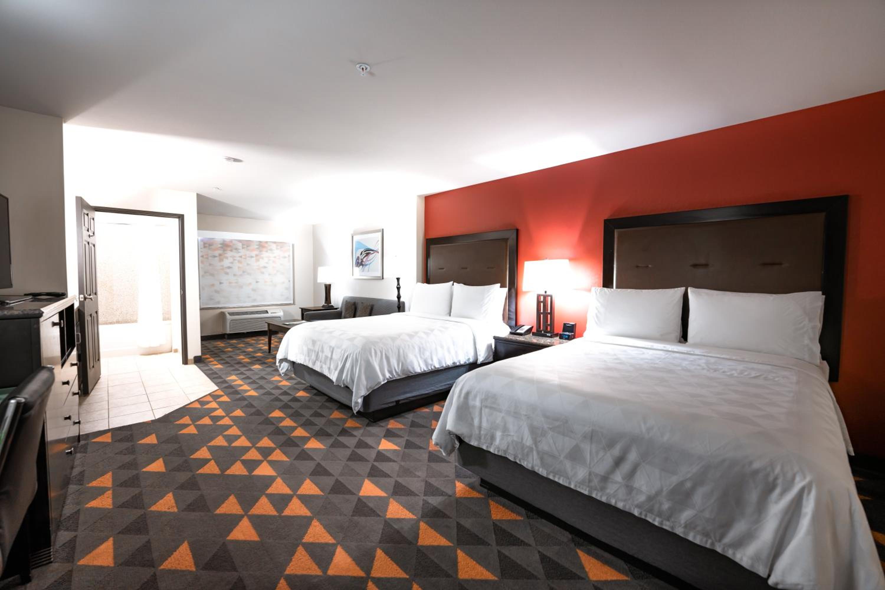 Standard Queen Room with Two Queen Beds - Photo 8