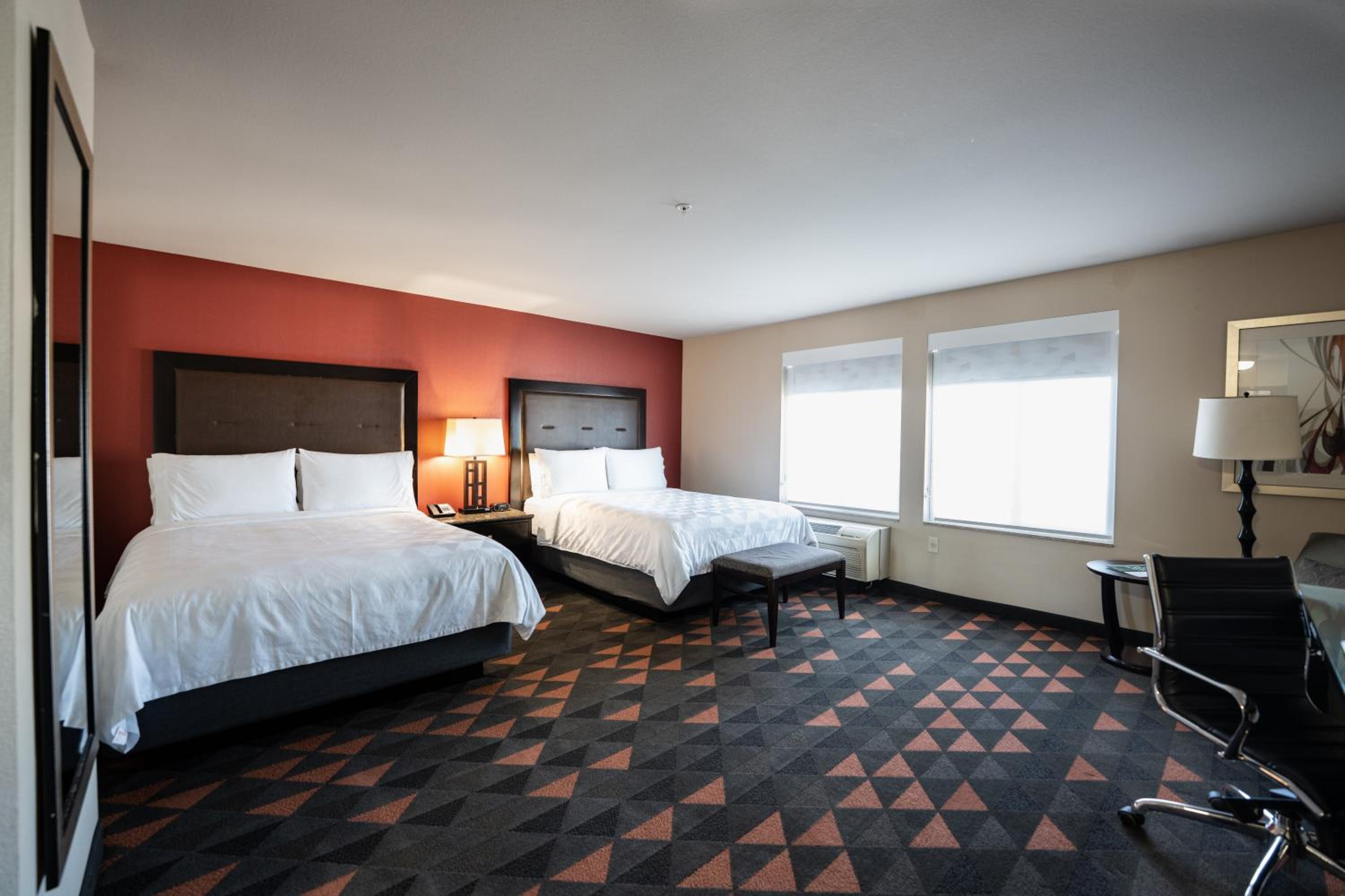 Standard Queen Room with Two Queen Beds - Photo 3