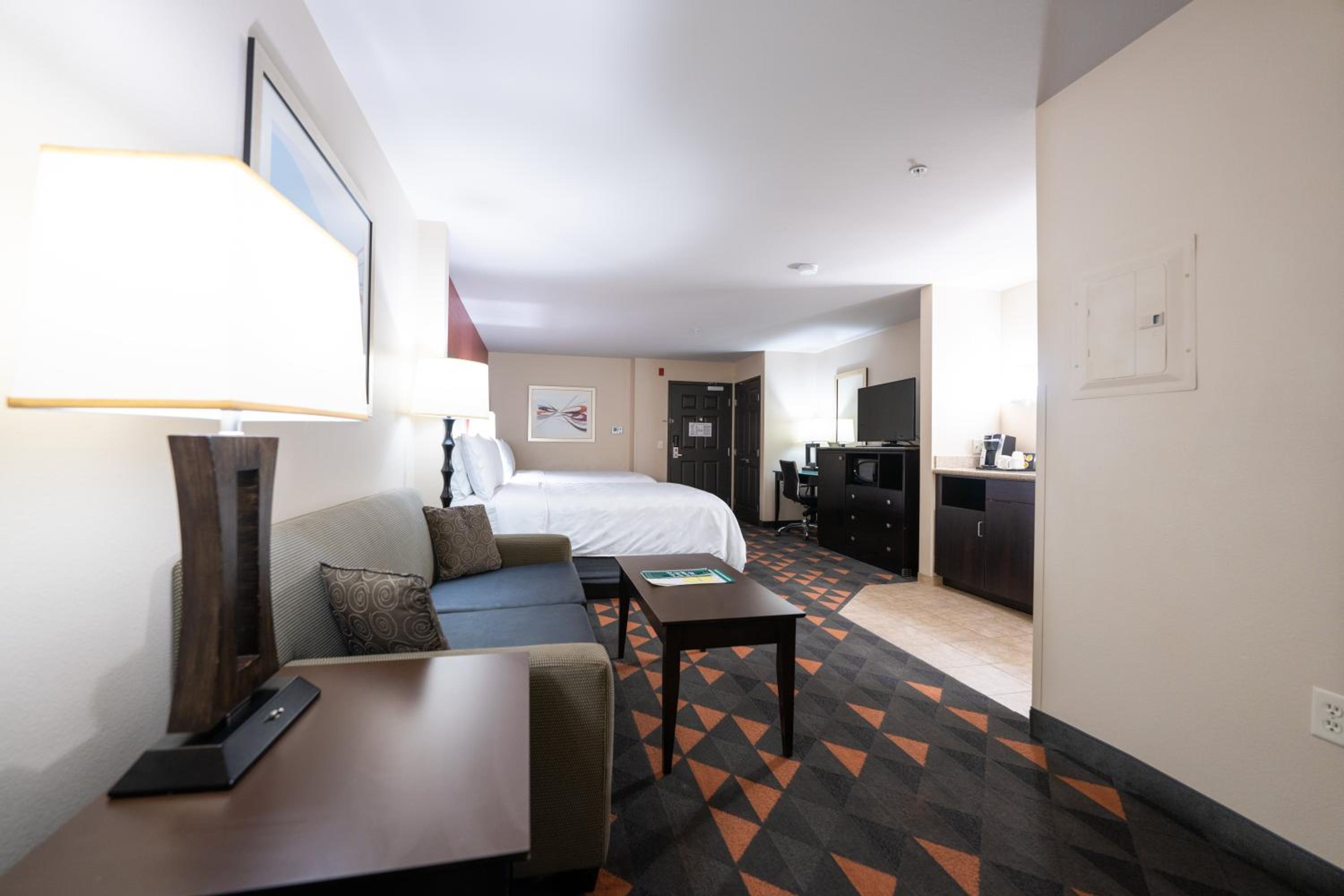 Queen Suite with Two Queen Beds and Sofa Bed - Photo 7