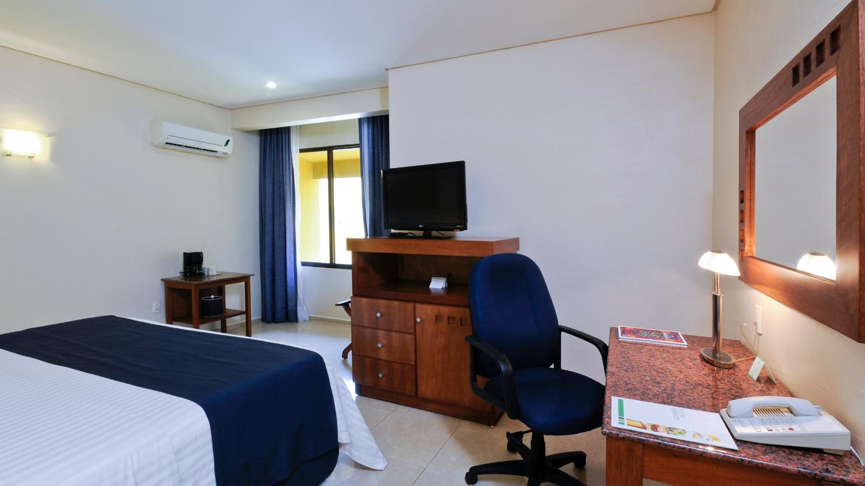 Standard King Room with One King Bed (Non Smoking) photo 2