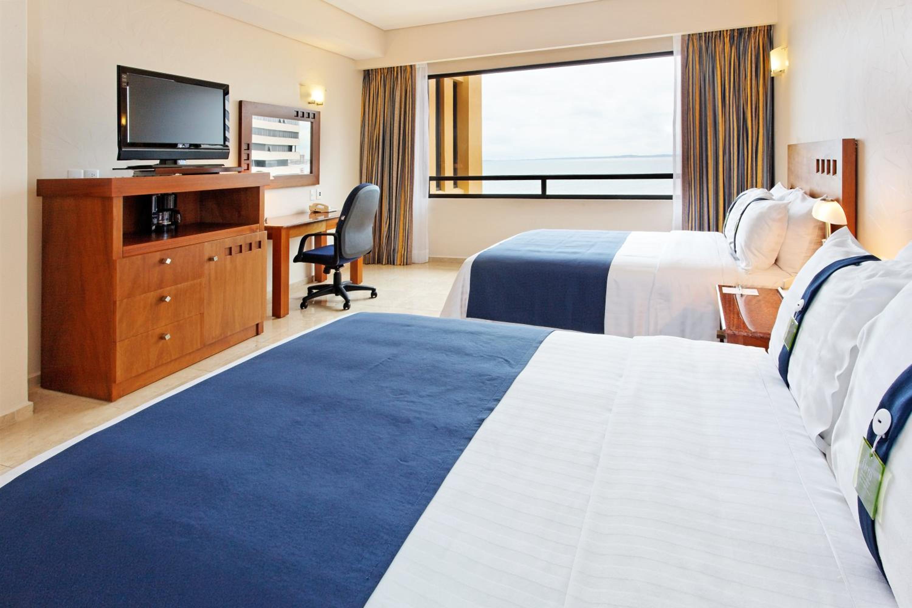 Superior Double Room with Two Double Beds and Ocean View - Non-Smoking photo 3