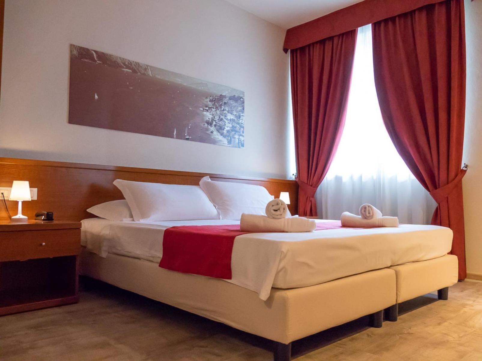 Standard Double or Twin Room - Photo 13