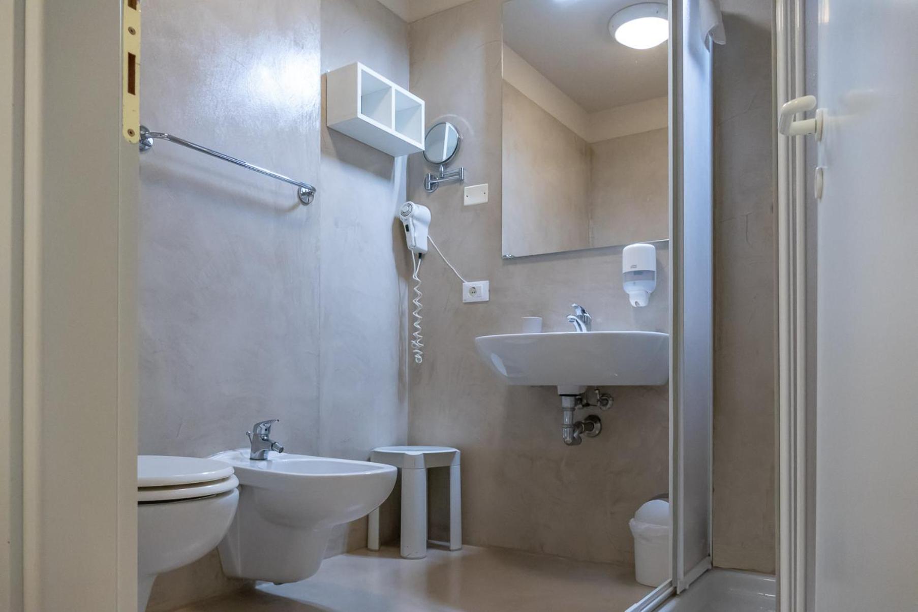 Standard Double or Twin Room - Photo 12