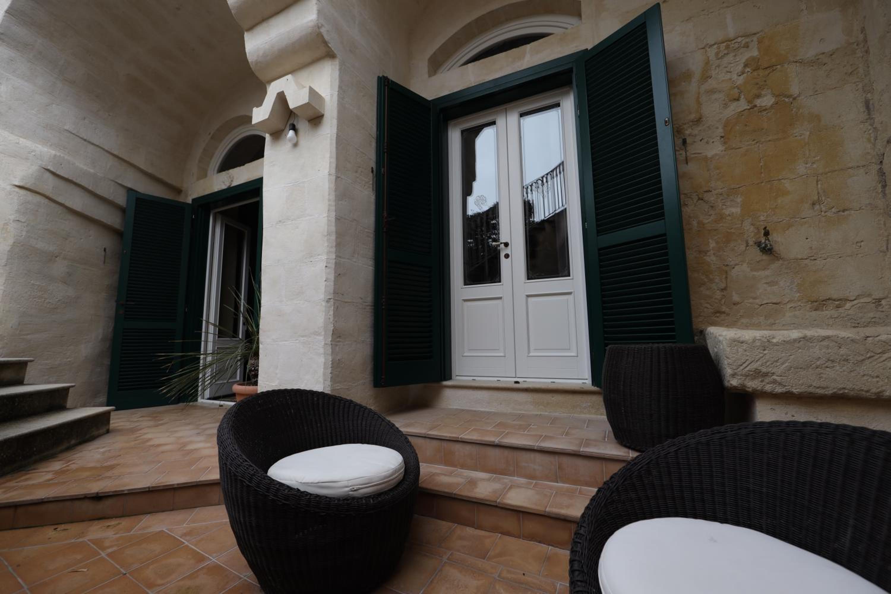 Suite - Photo 16
