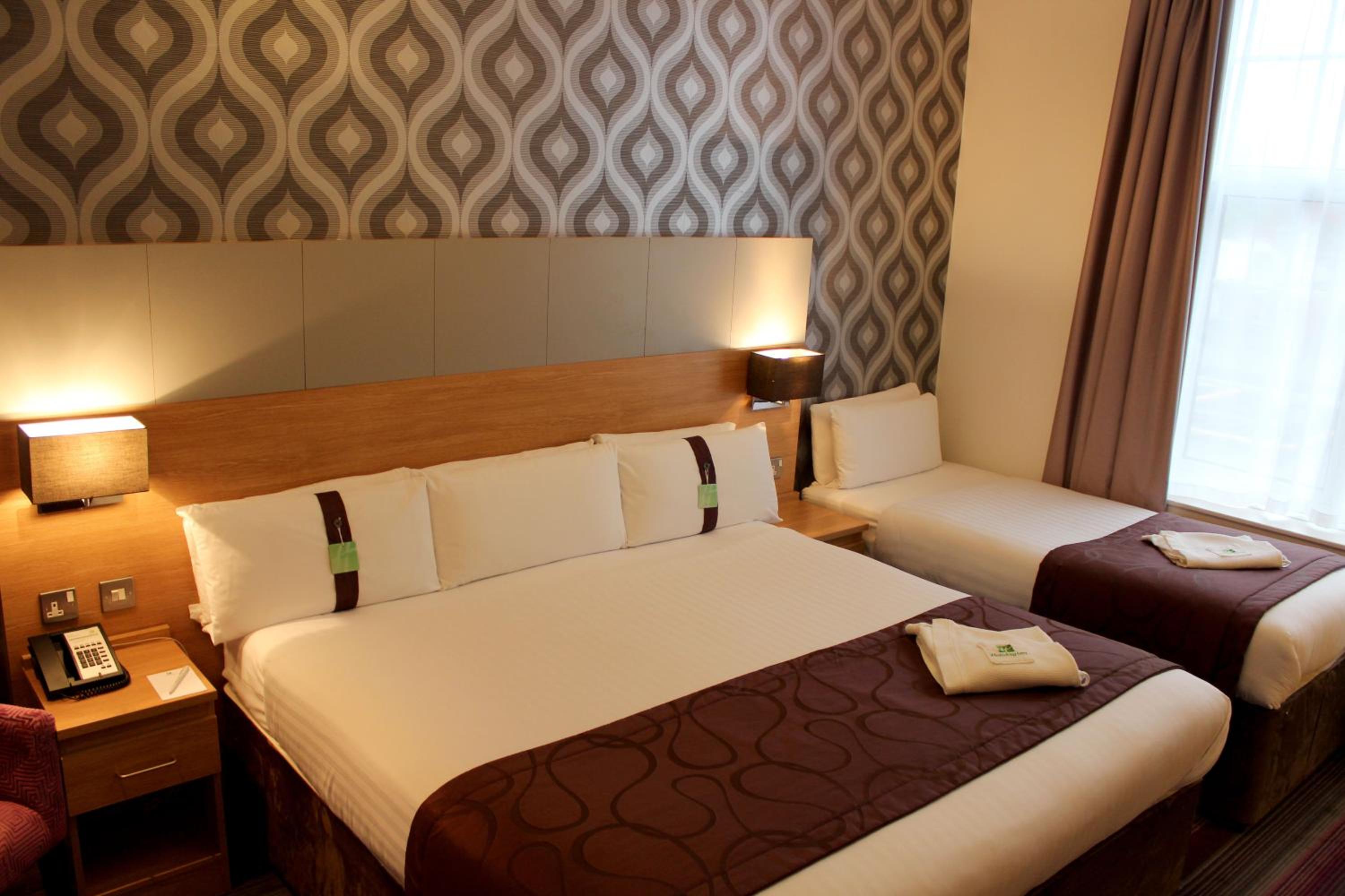 Standard King Room with Sofa Bed - Photo 5