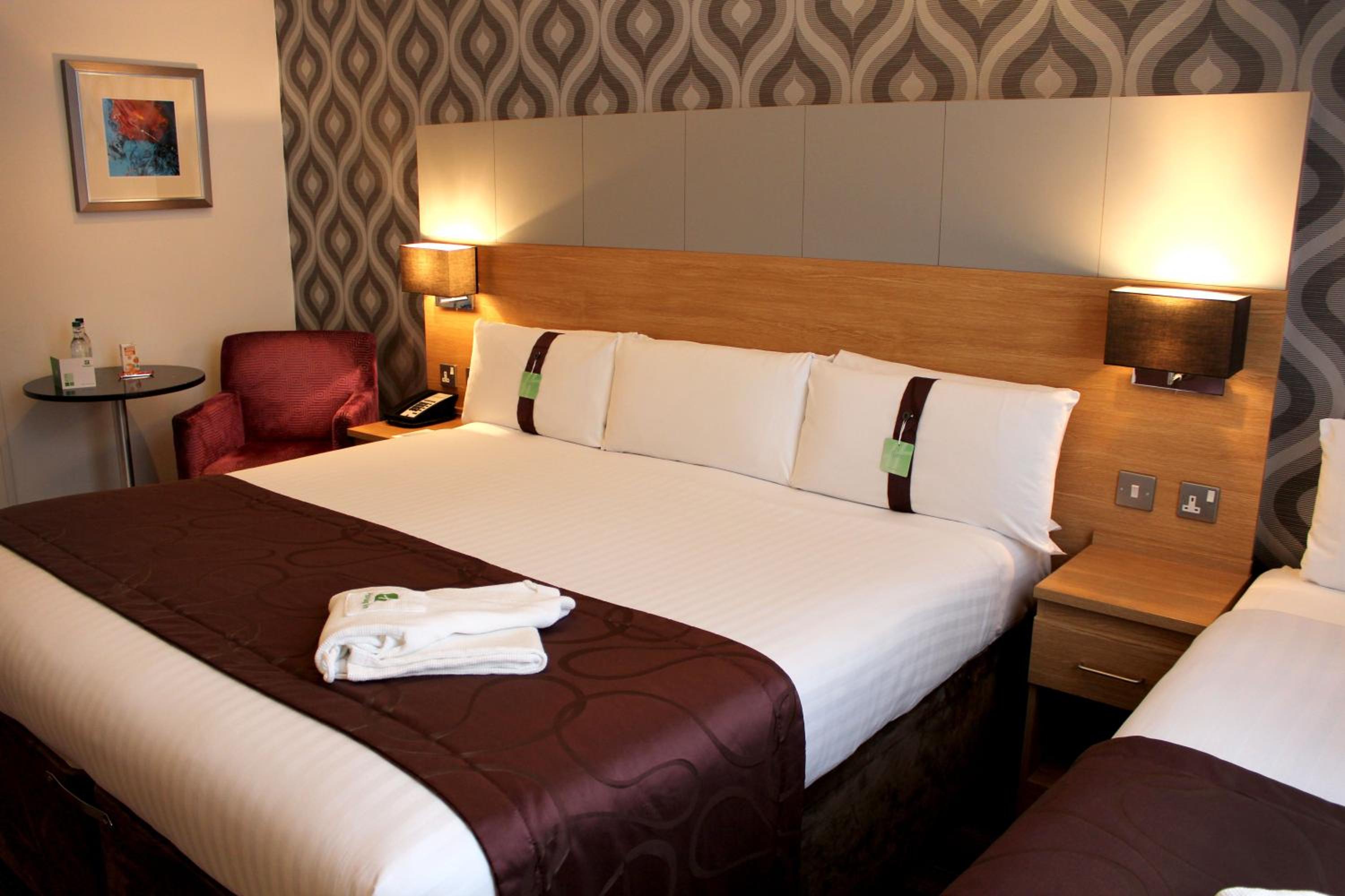 Standard King Room with Sofa Bed - Photo 3