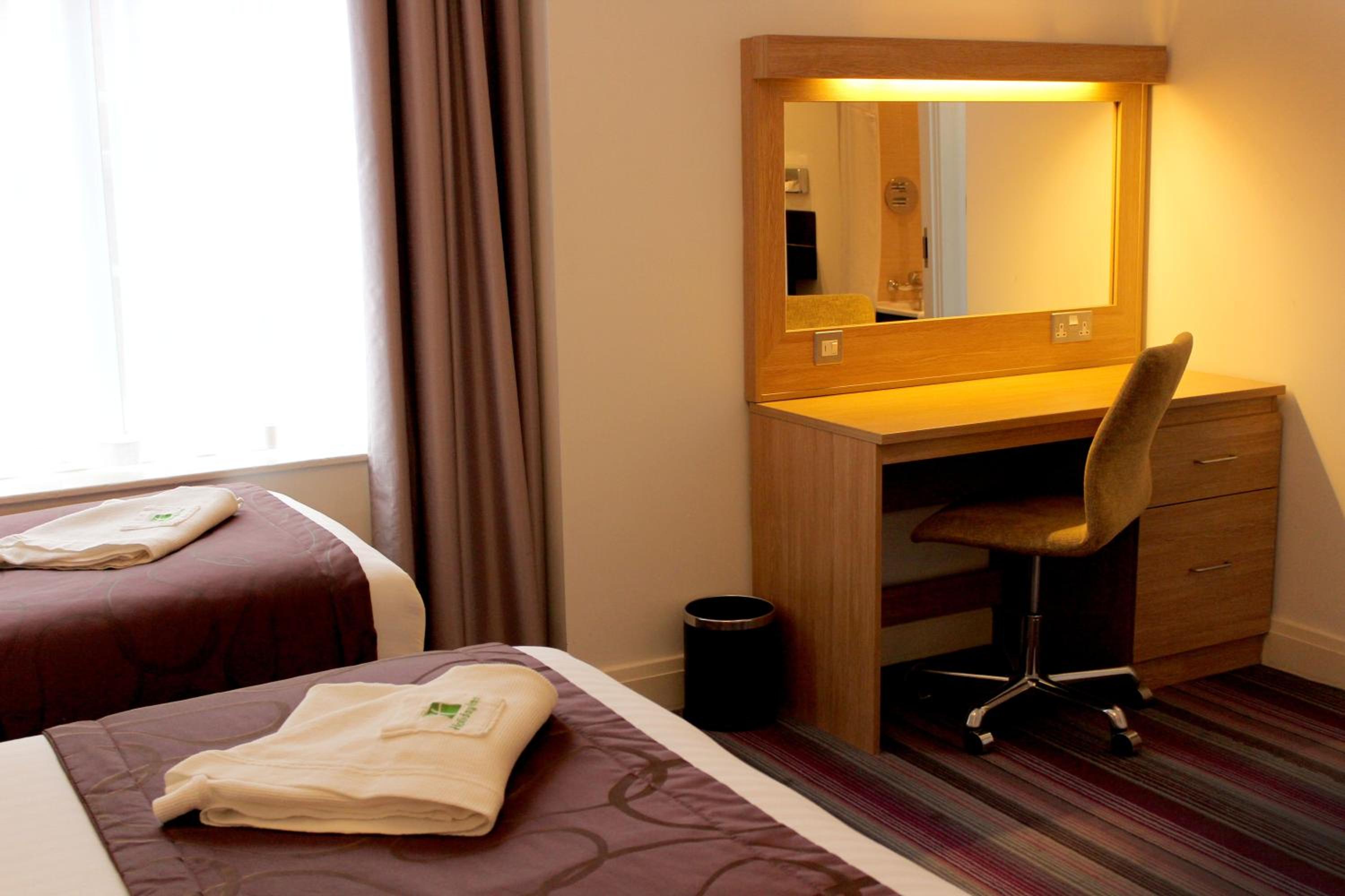Standard King Room with Sofa Bed - Photo 8