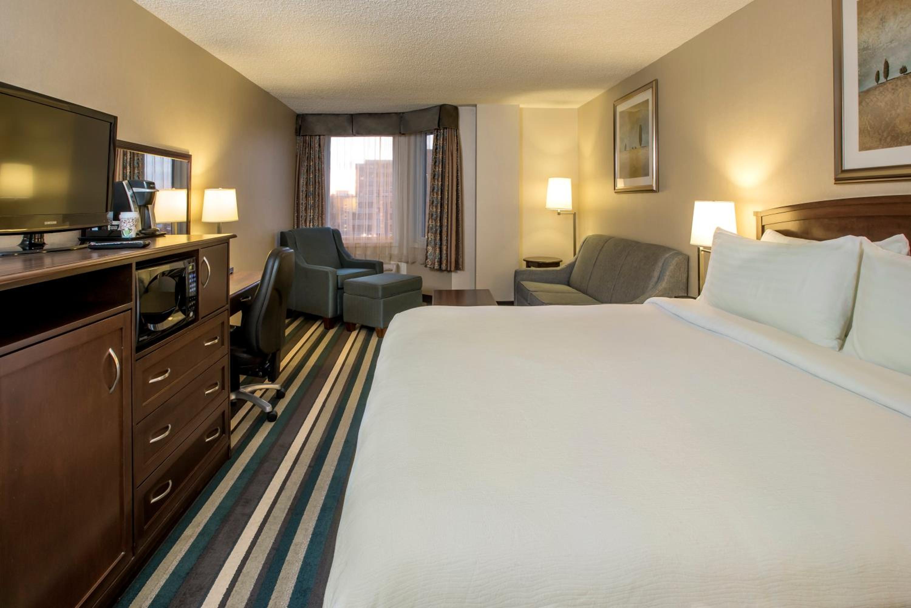 Standard King Room with Sofa Bed - Photo 1