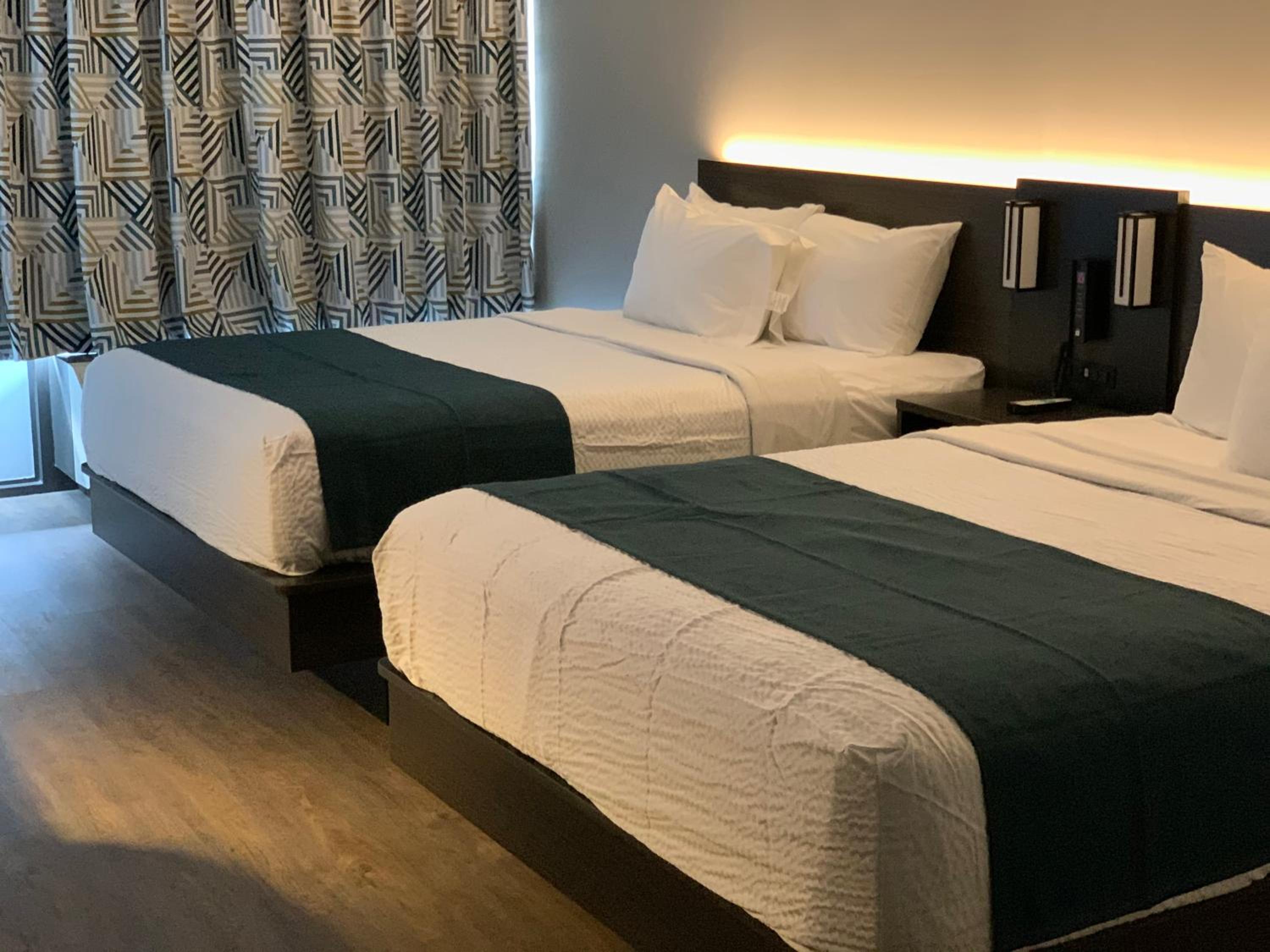 Queen Room with Two Queen Beds - Non-Smoking - Photo 2