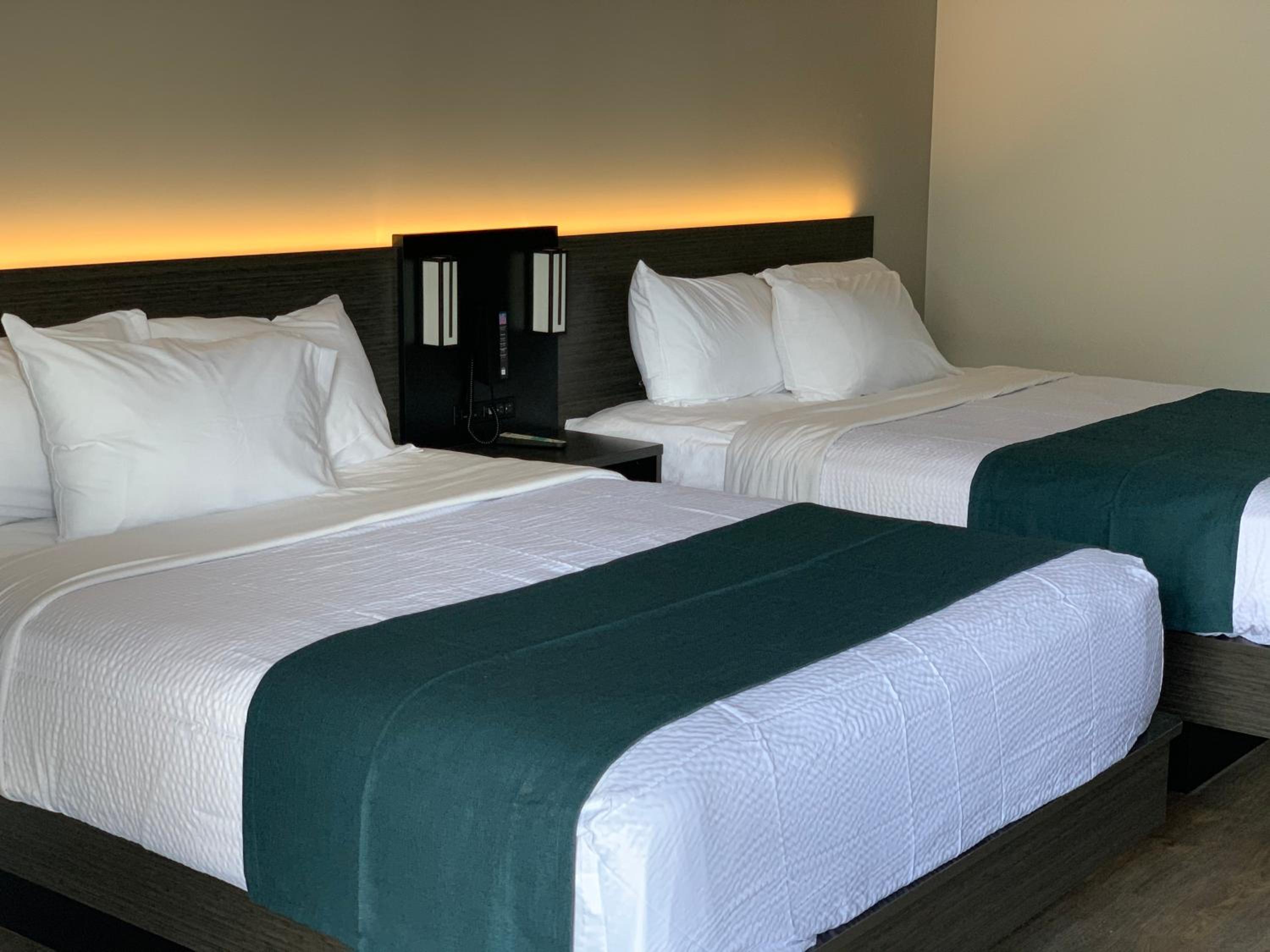 Queen Room with Two Queen Beds - Non-Smoking - Photo 5