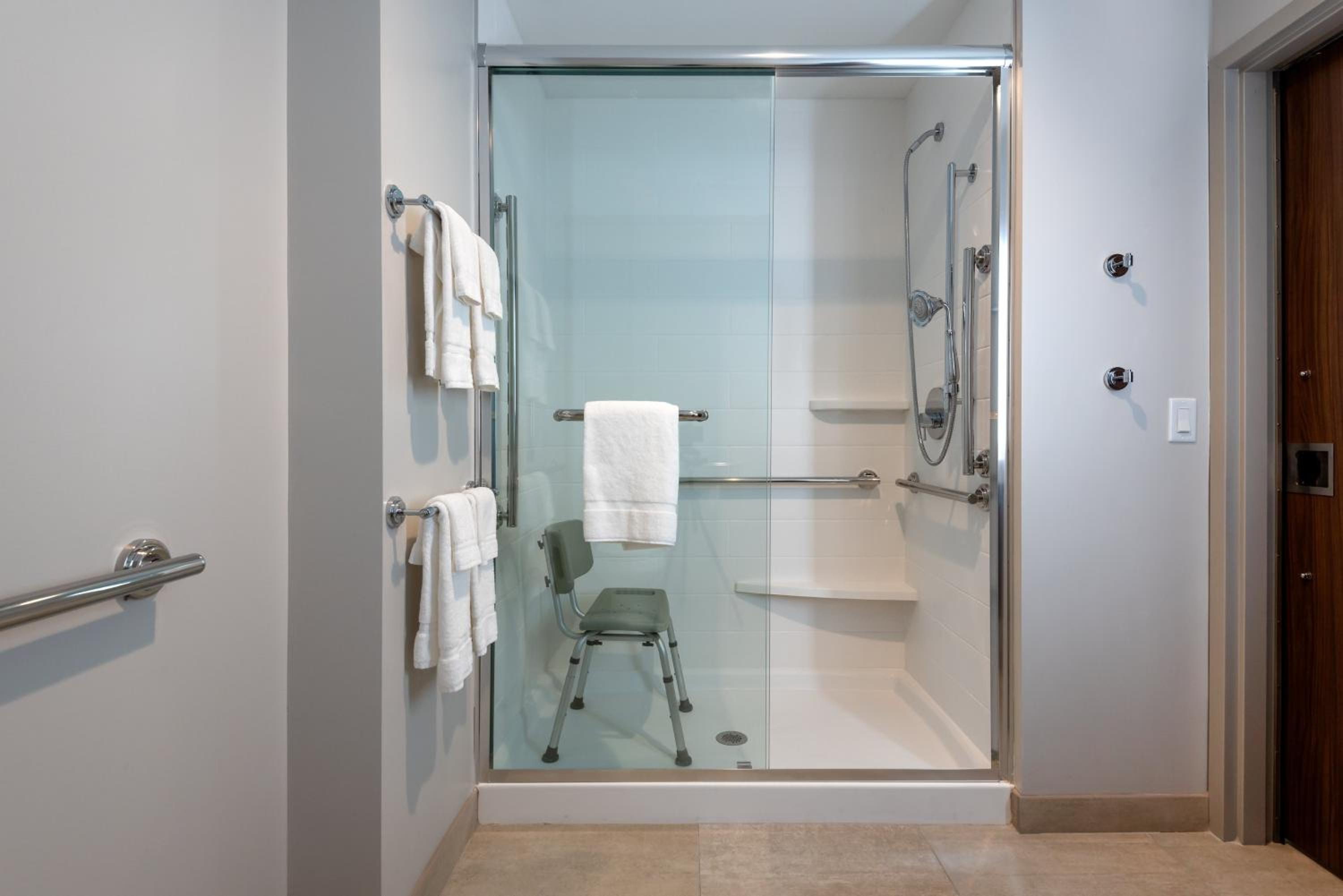 Deluxe Twin Room with Accessible Trans Shower - Non-Smoking photo 2