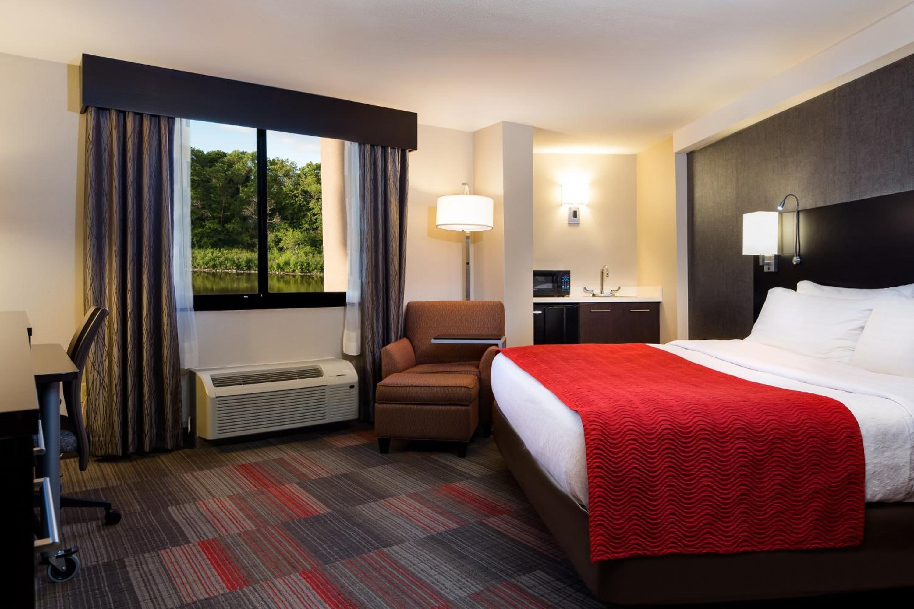 Standard King Room with River View - Photo 4