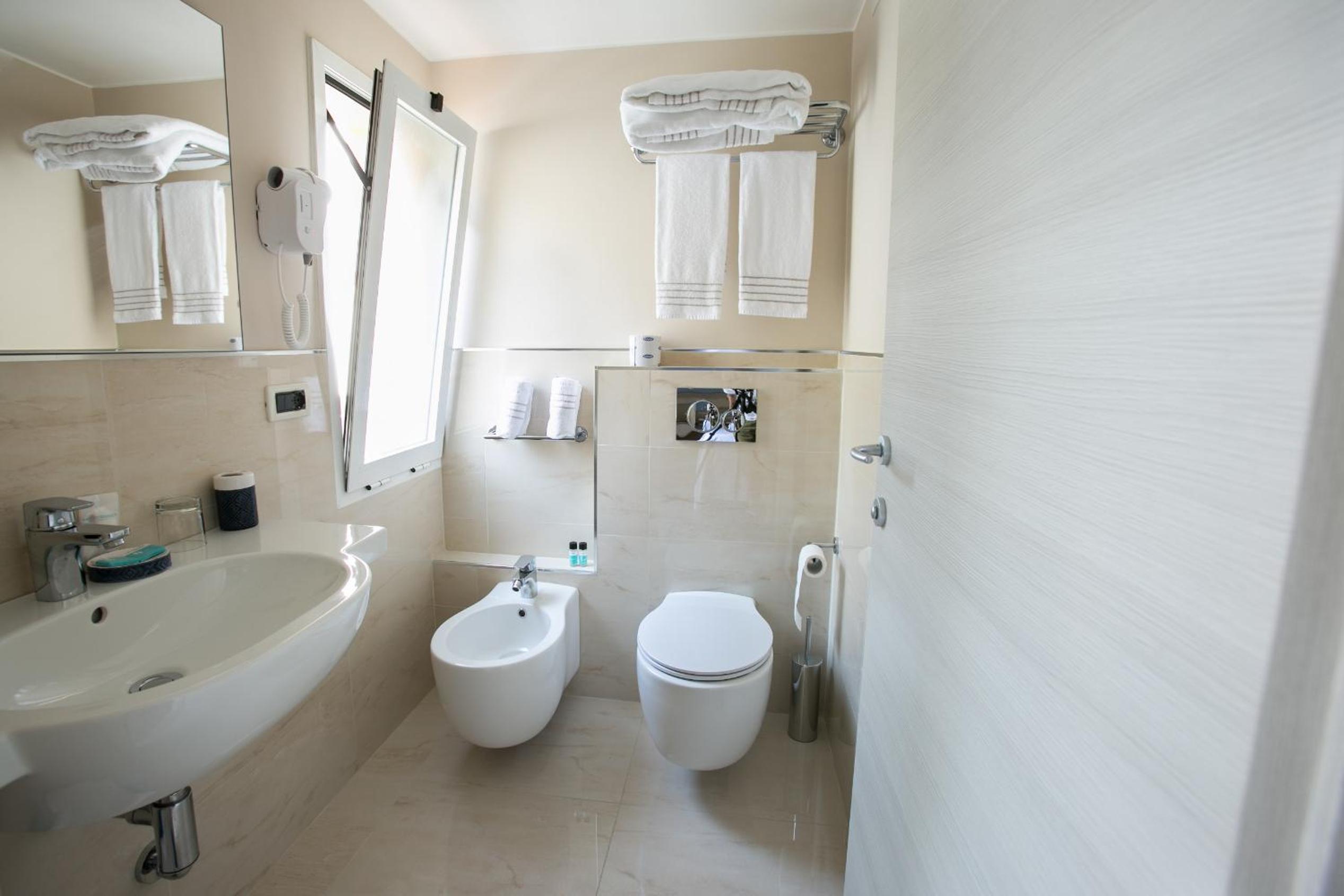 Standard Double Room - Photo 2
