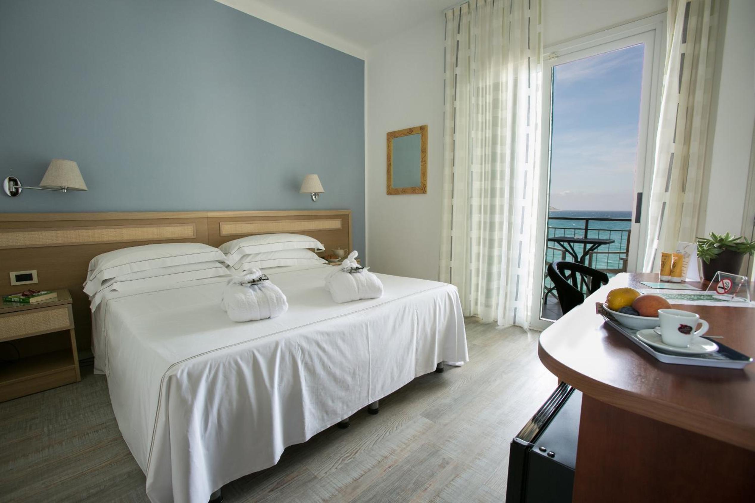 Double Room with Sea View - Photo 2