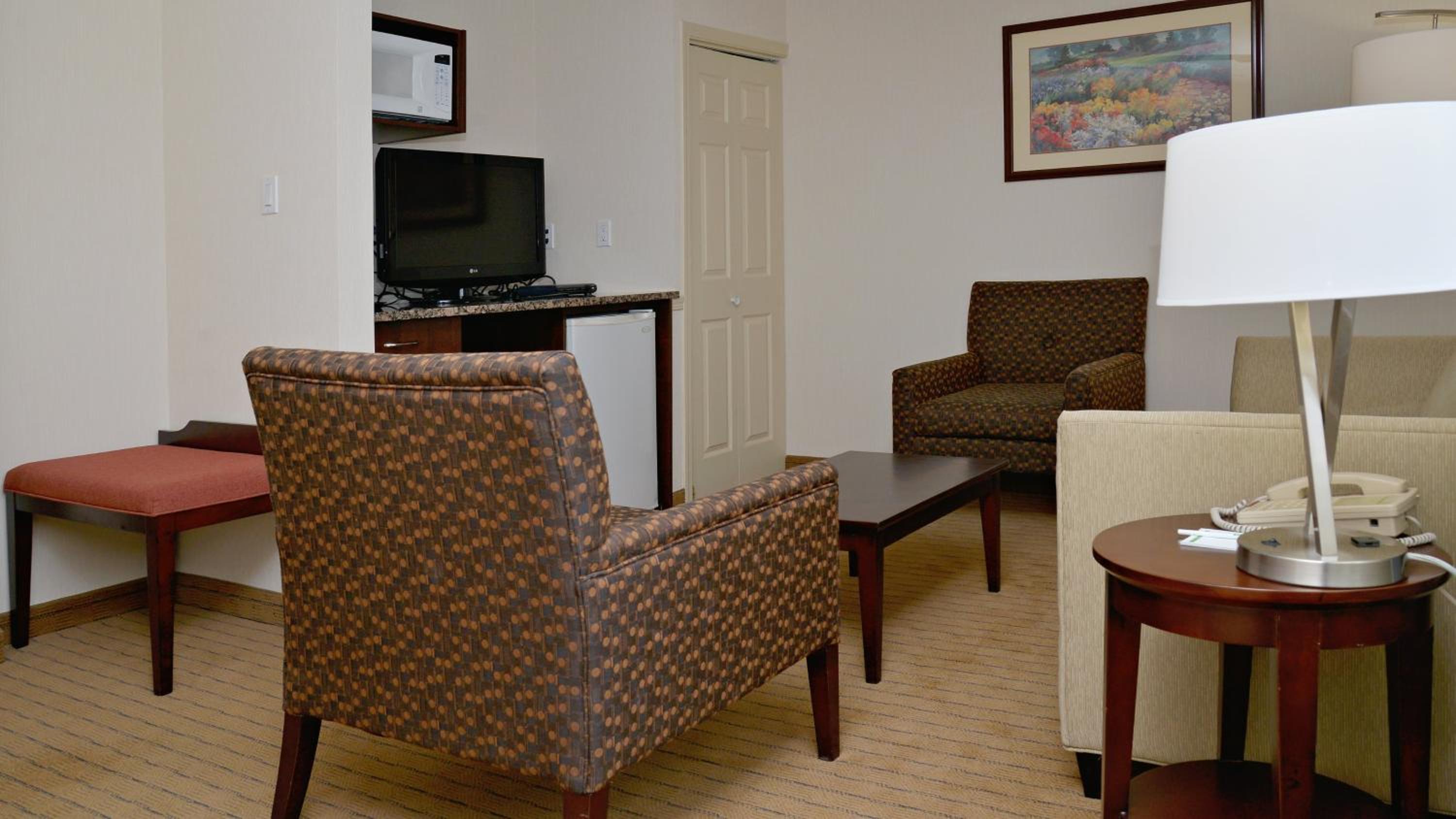 One-Bedroom King Suite with Jetted Tub
