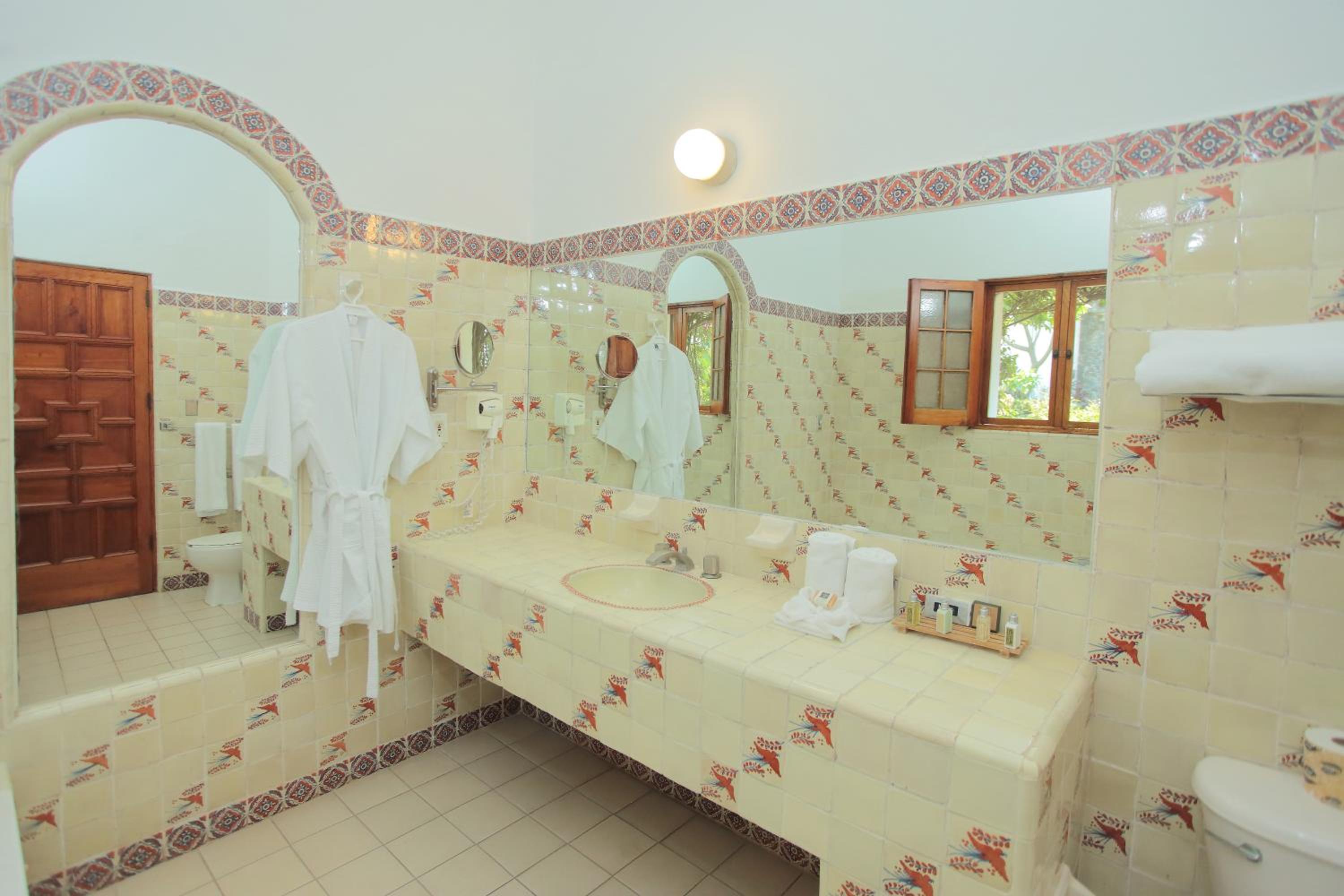 Suite - Photo 27