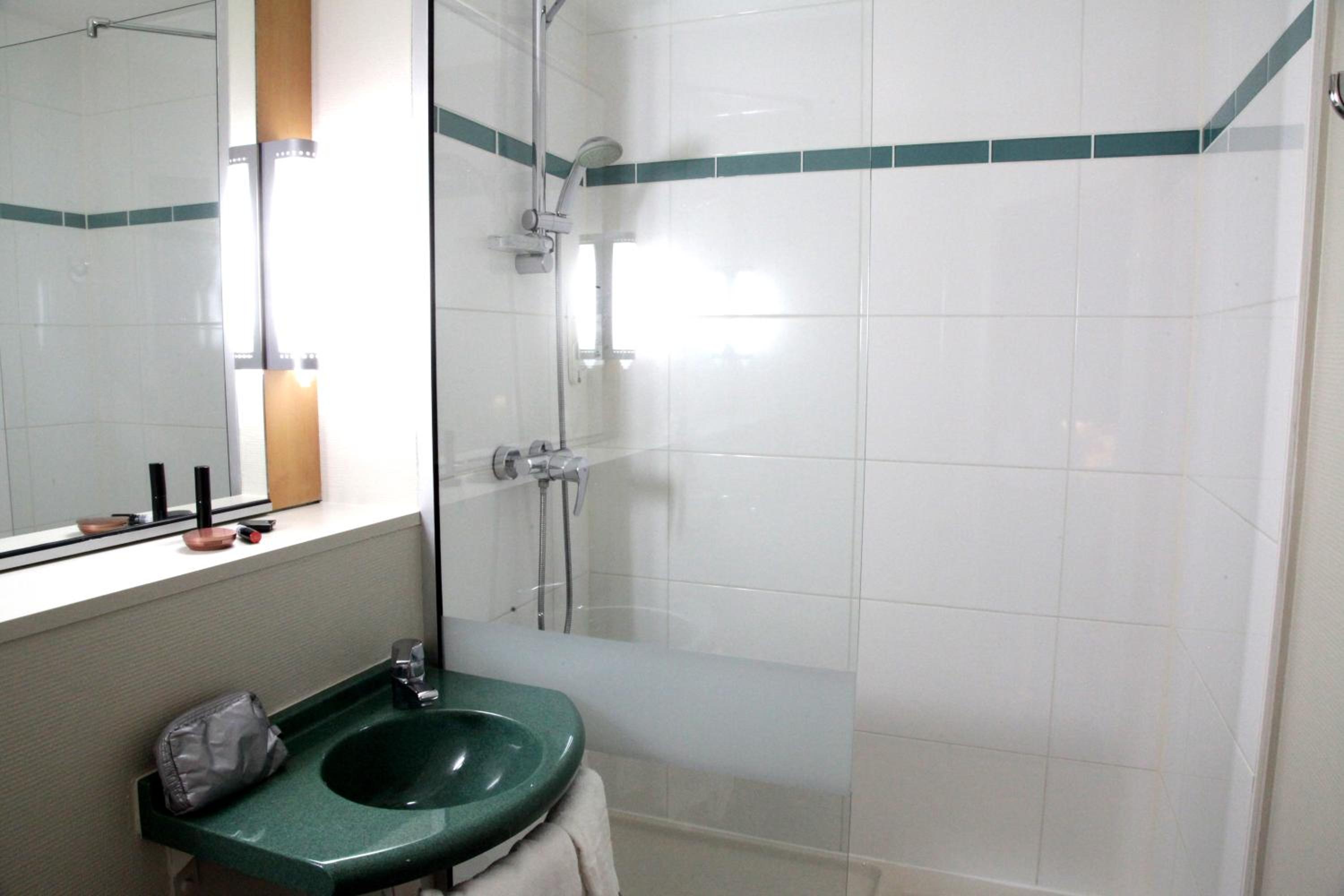 Standard Double Room - Photo 8