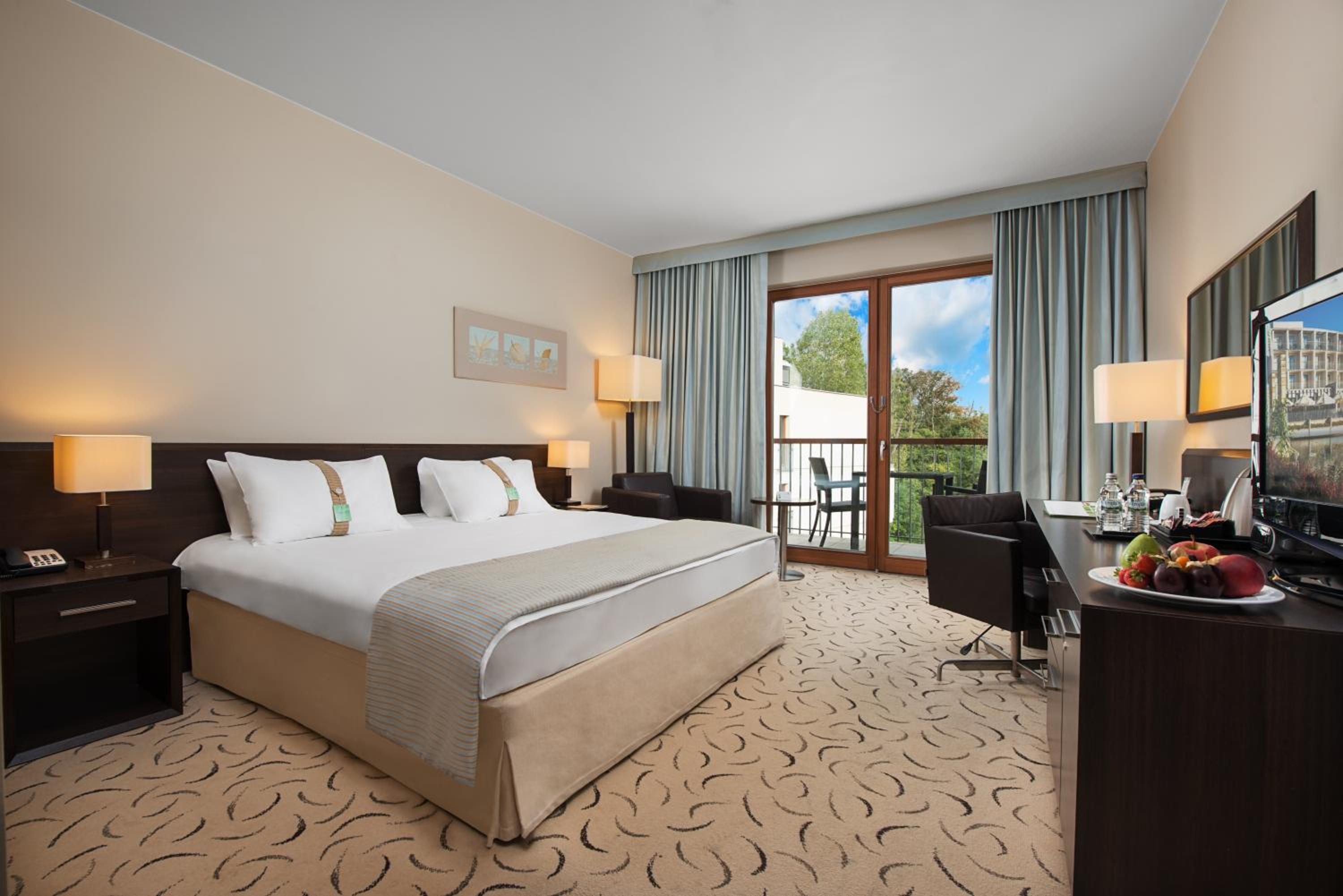 Standard king Room with Balcony - Top Floor photo 2