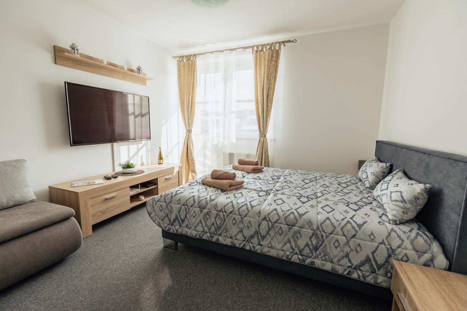 One-Bedroom Apartment photo 1