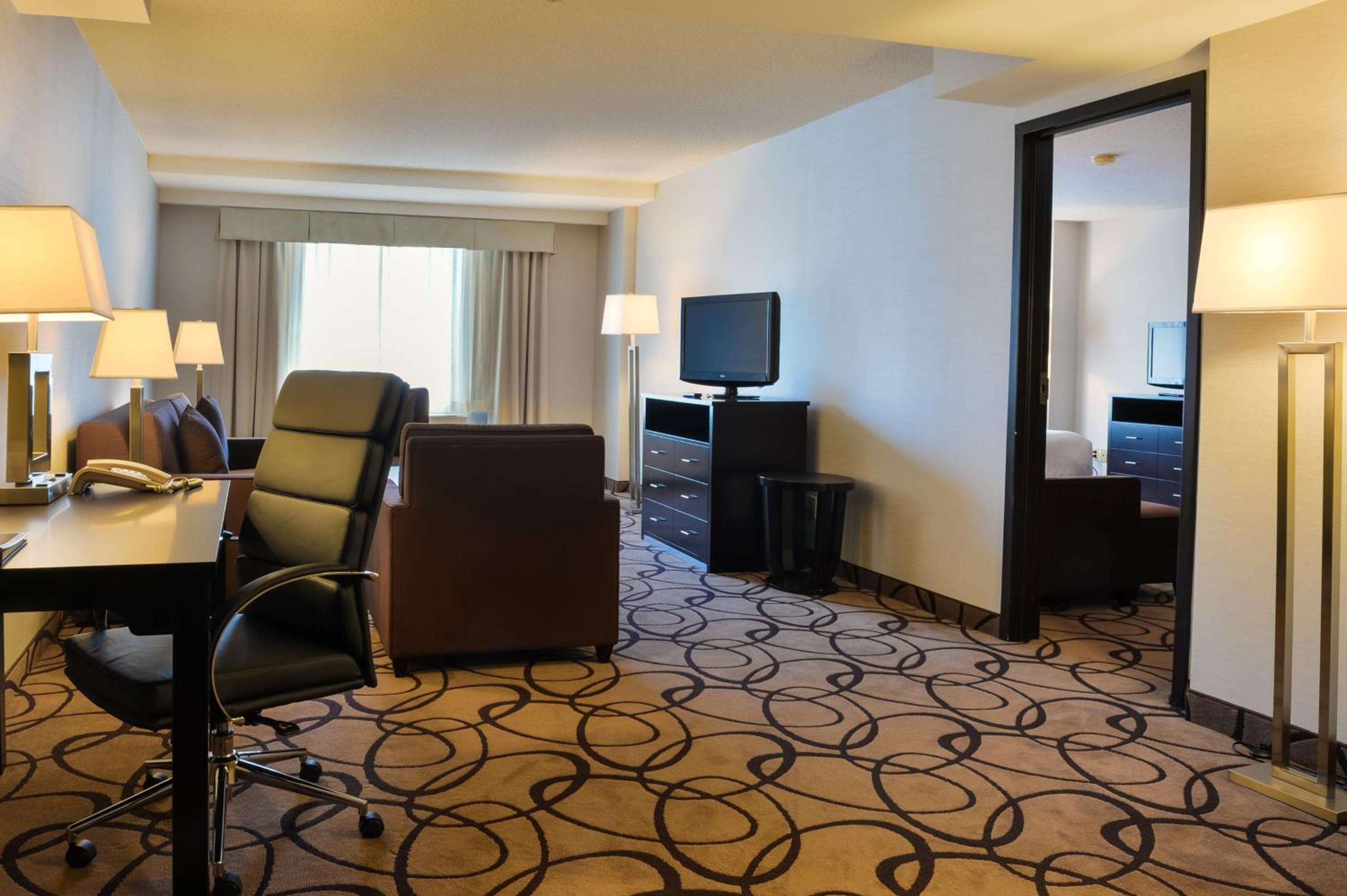 One-Bedroom Suite - Photo 3