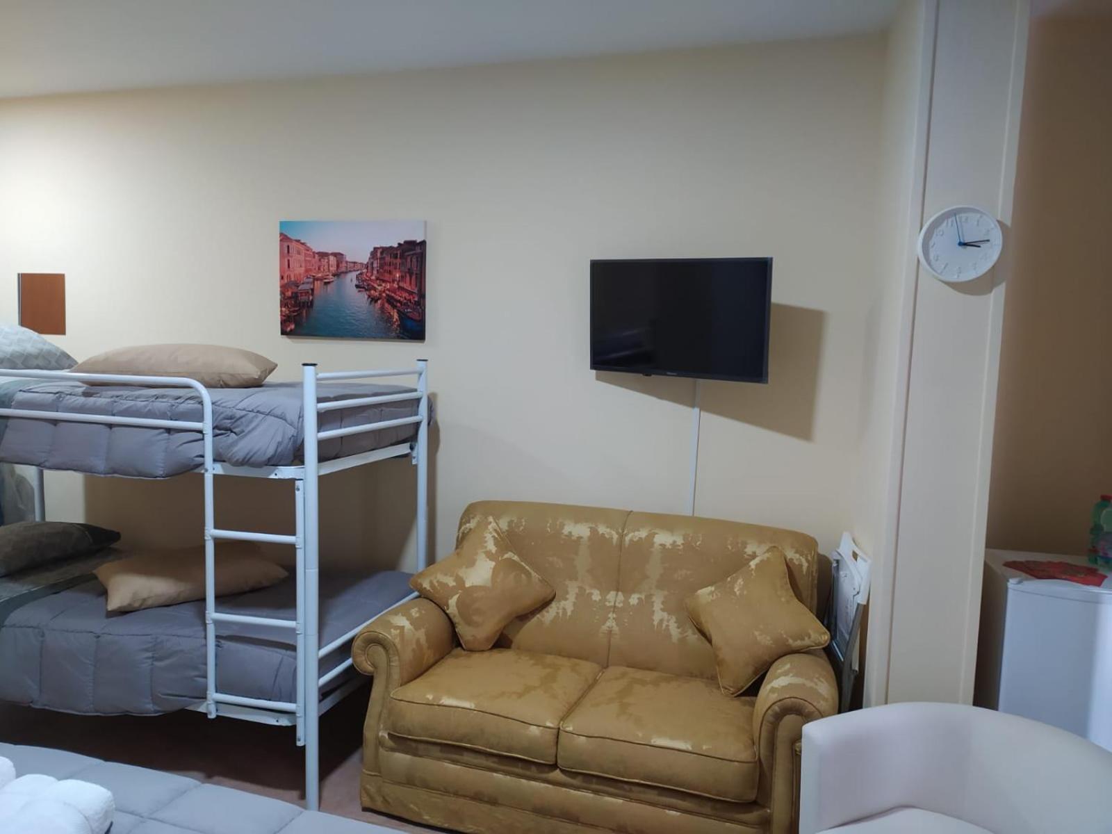 Quadruple Room with Balcony - Photo 12
