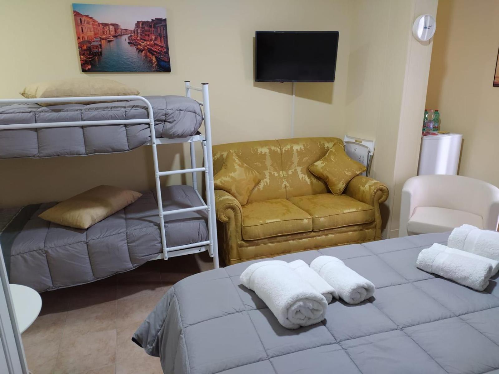 Quadruple Room with Balcony - Photo 8