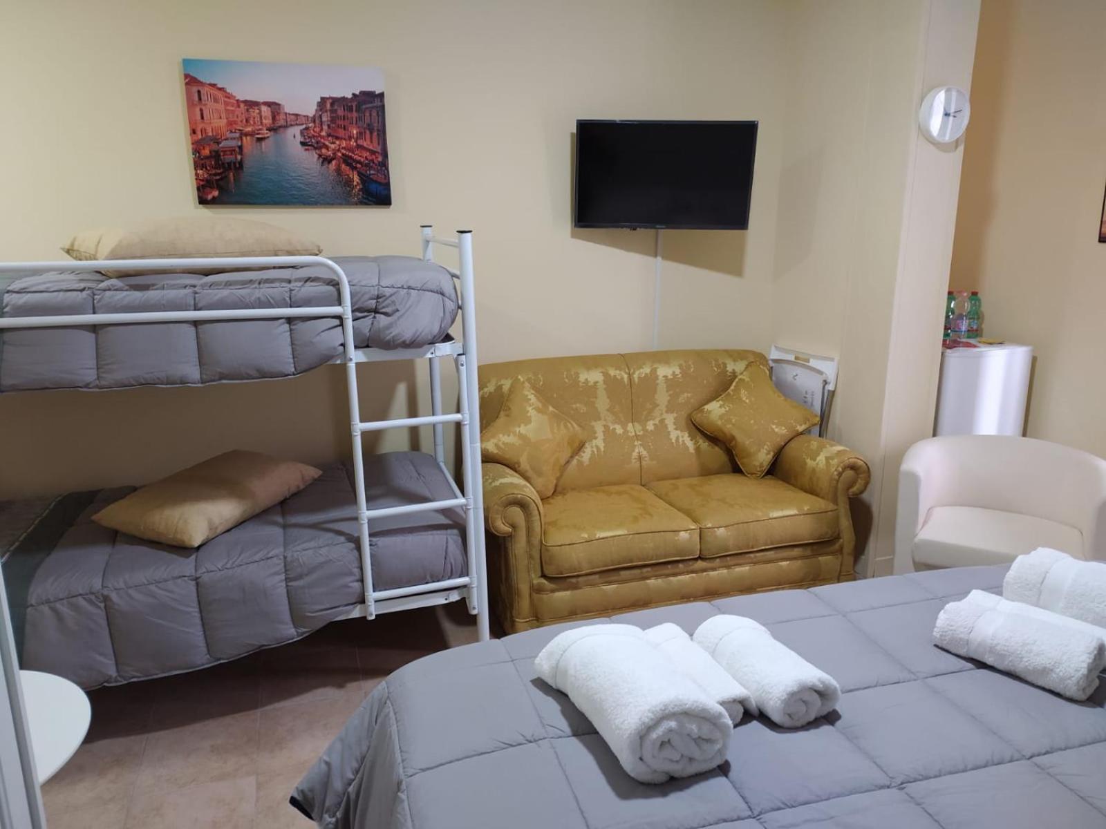 Quadruple Room with Balcony - Photo 9