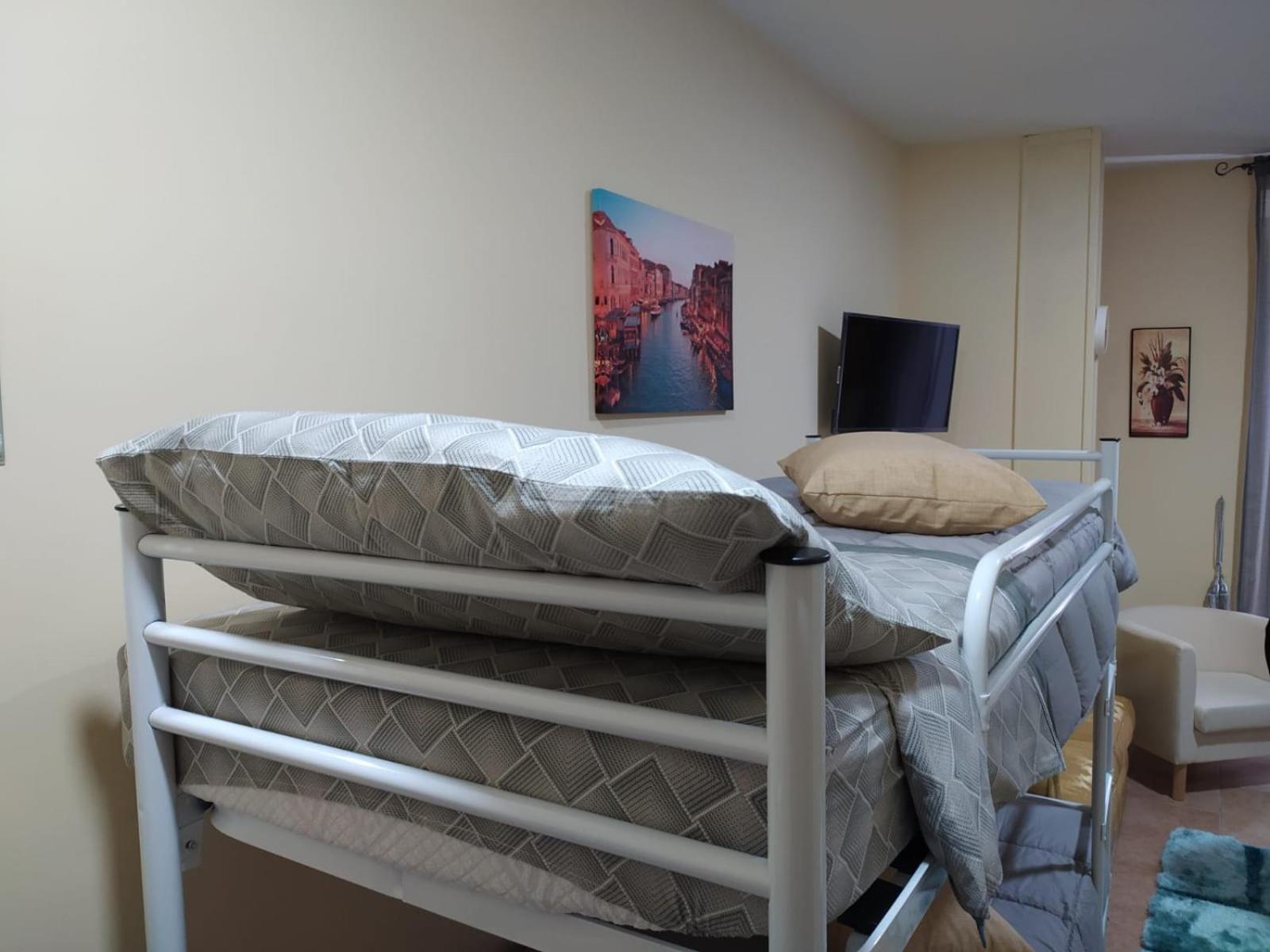 Quadruple Room with Balcony - Photo 10