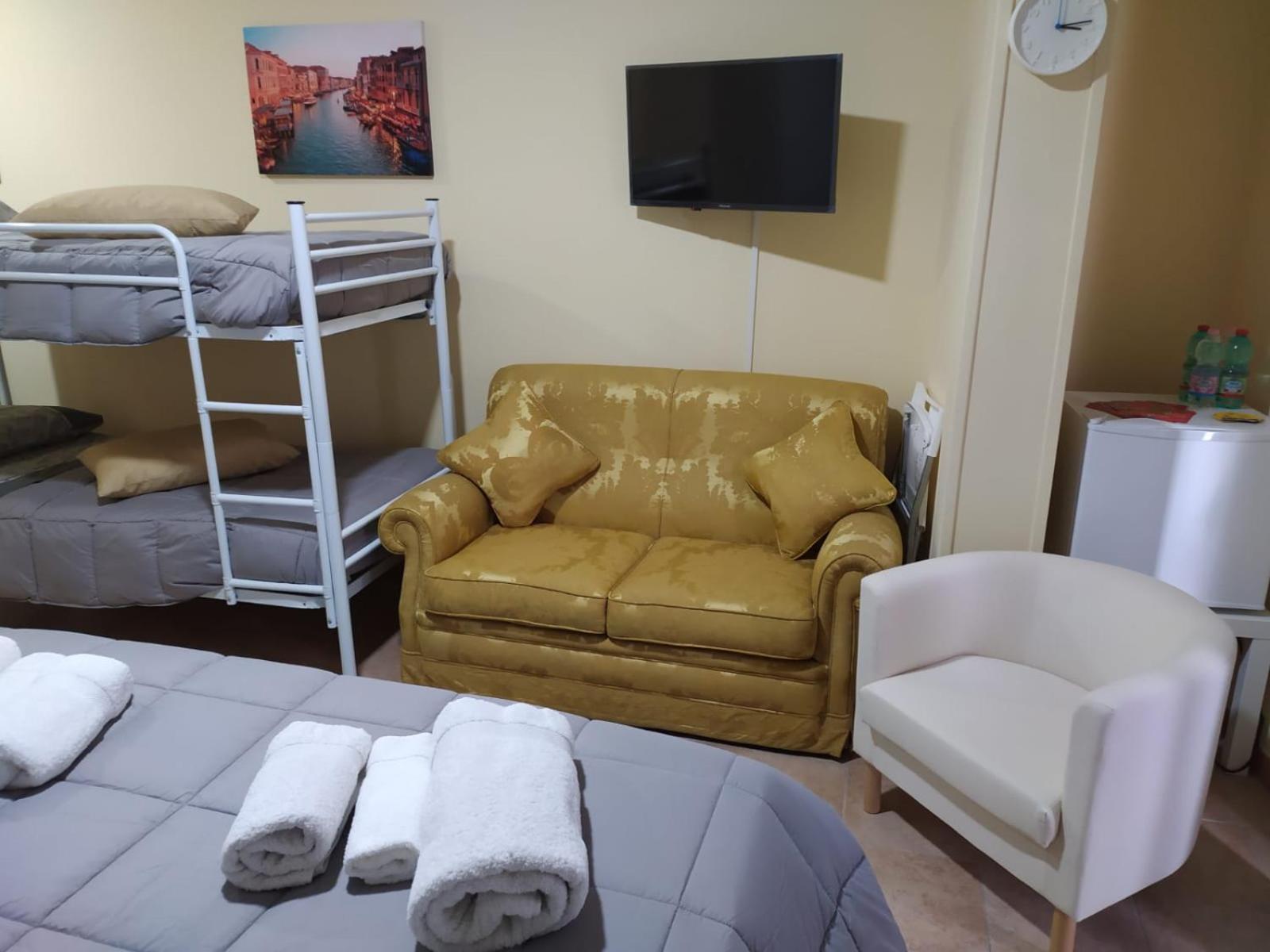 Quadruple Room with Balcony - Photo 2