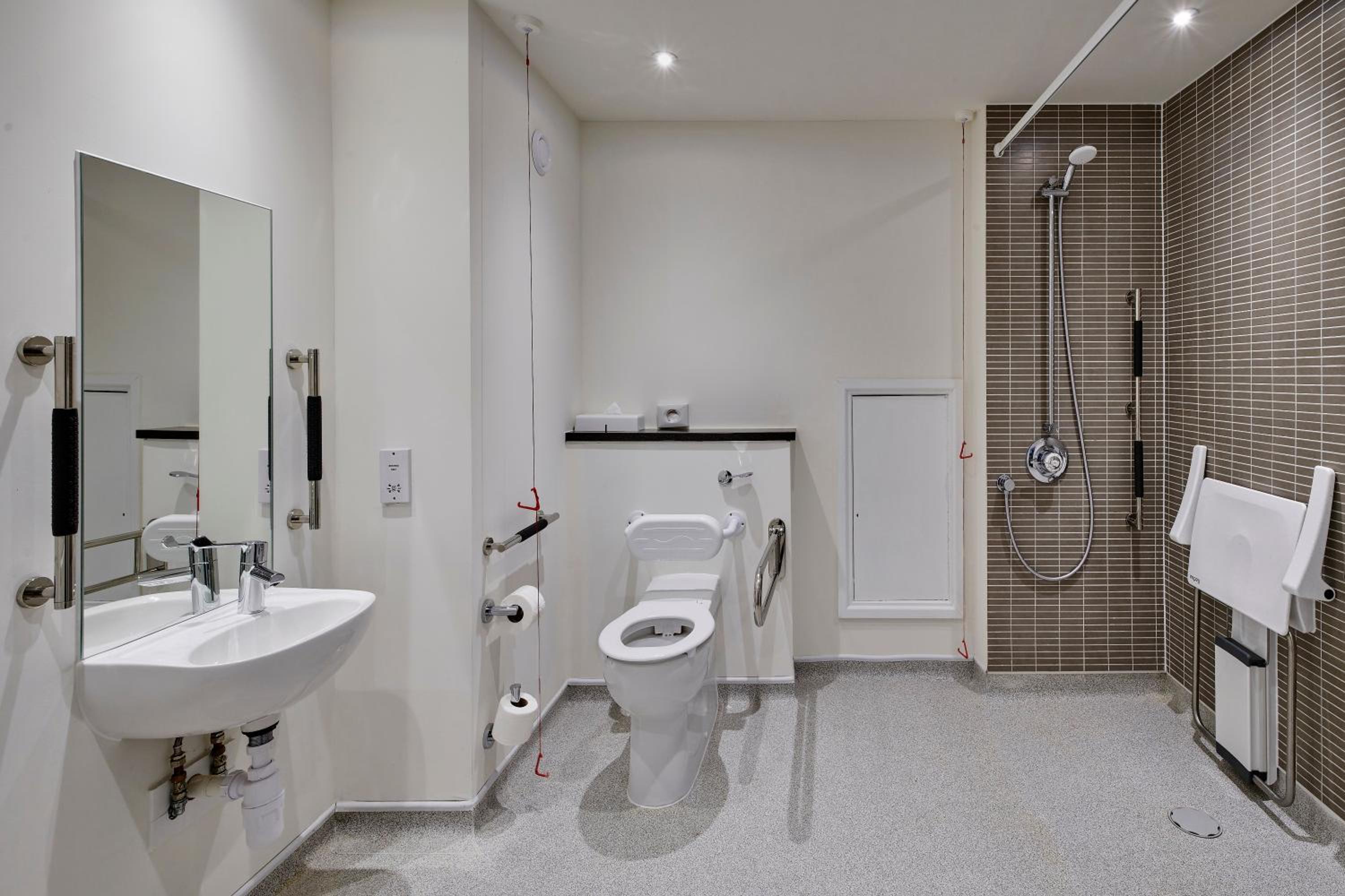 Standard Room with Two Single Beds - Accessible - Photo 2