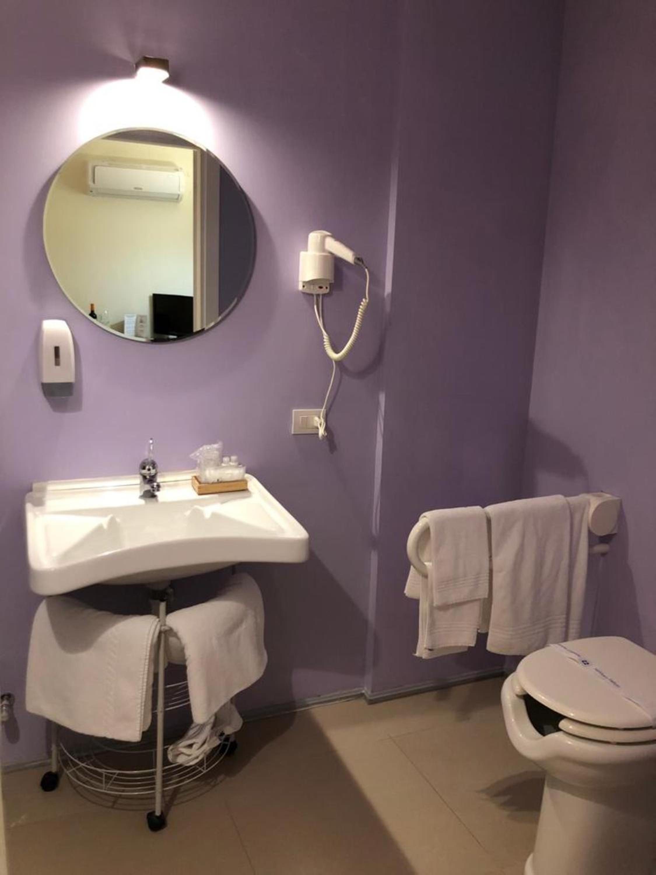 Standard Double Room - Photo 9