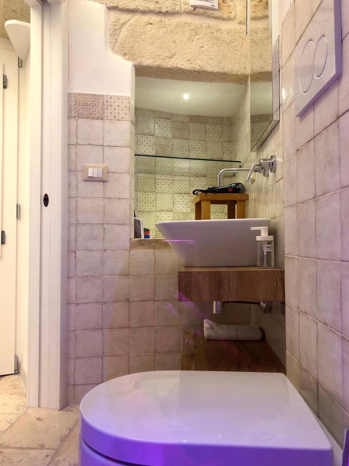 Double Room with Private Bathroom - Photo 12