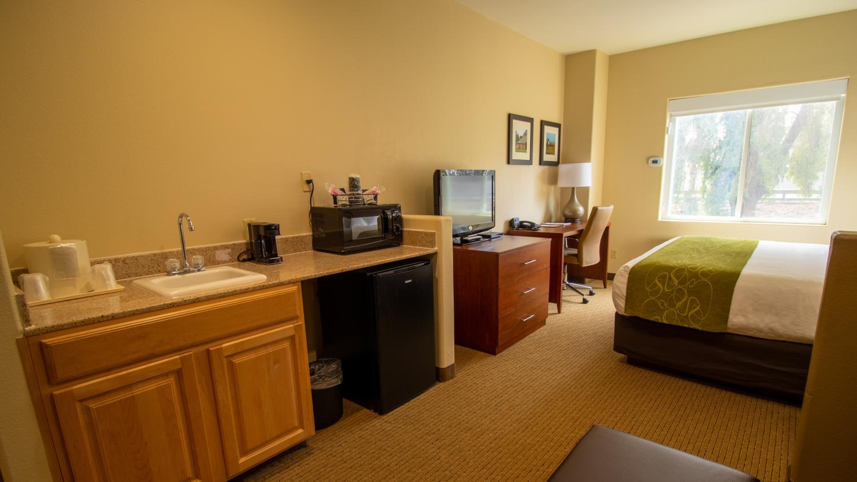 King Suite - Non-Smoking - Photo 4