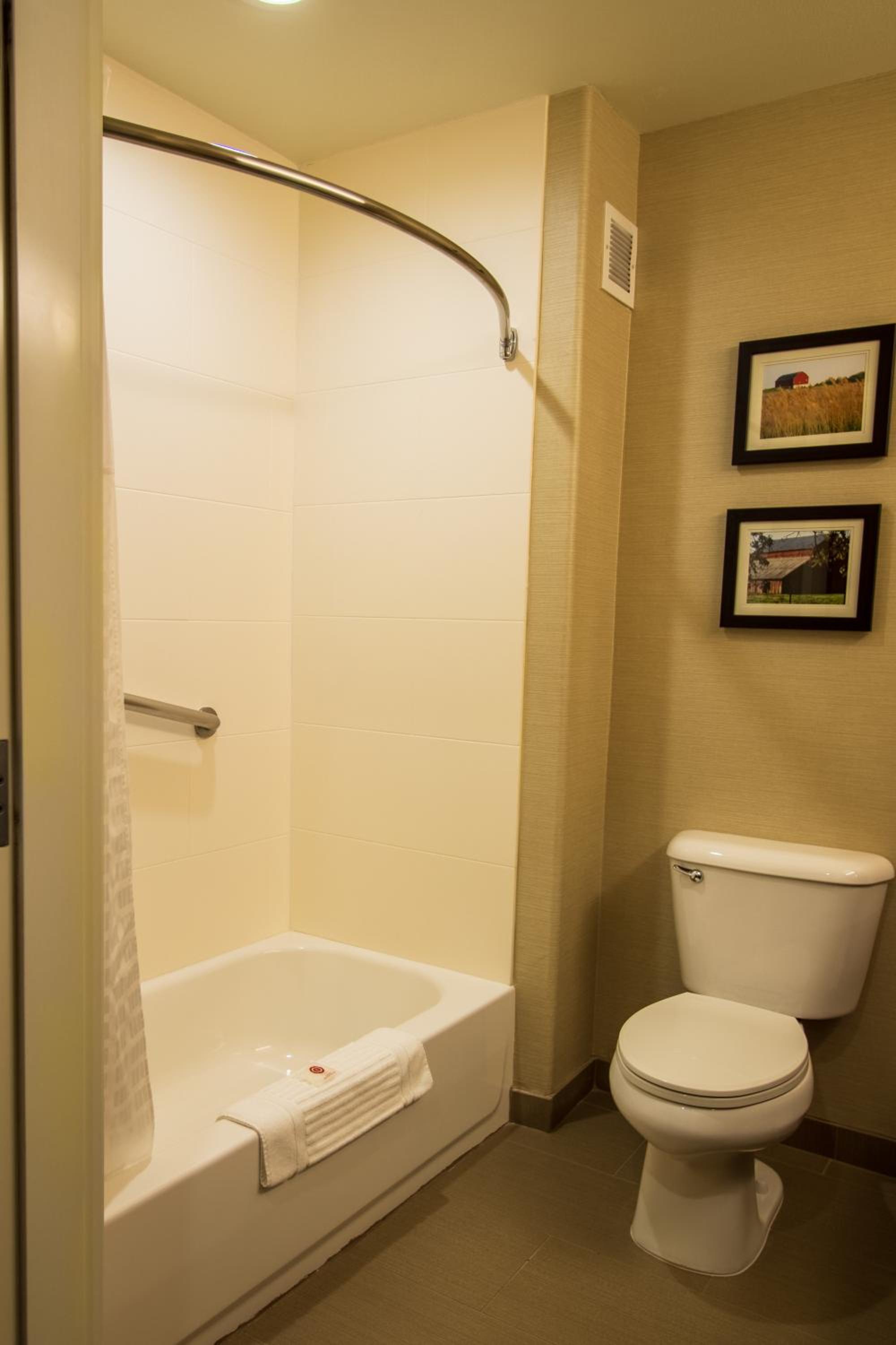 King Suite - Non-Smoking - Photo 2