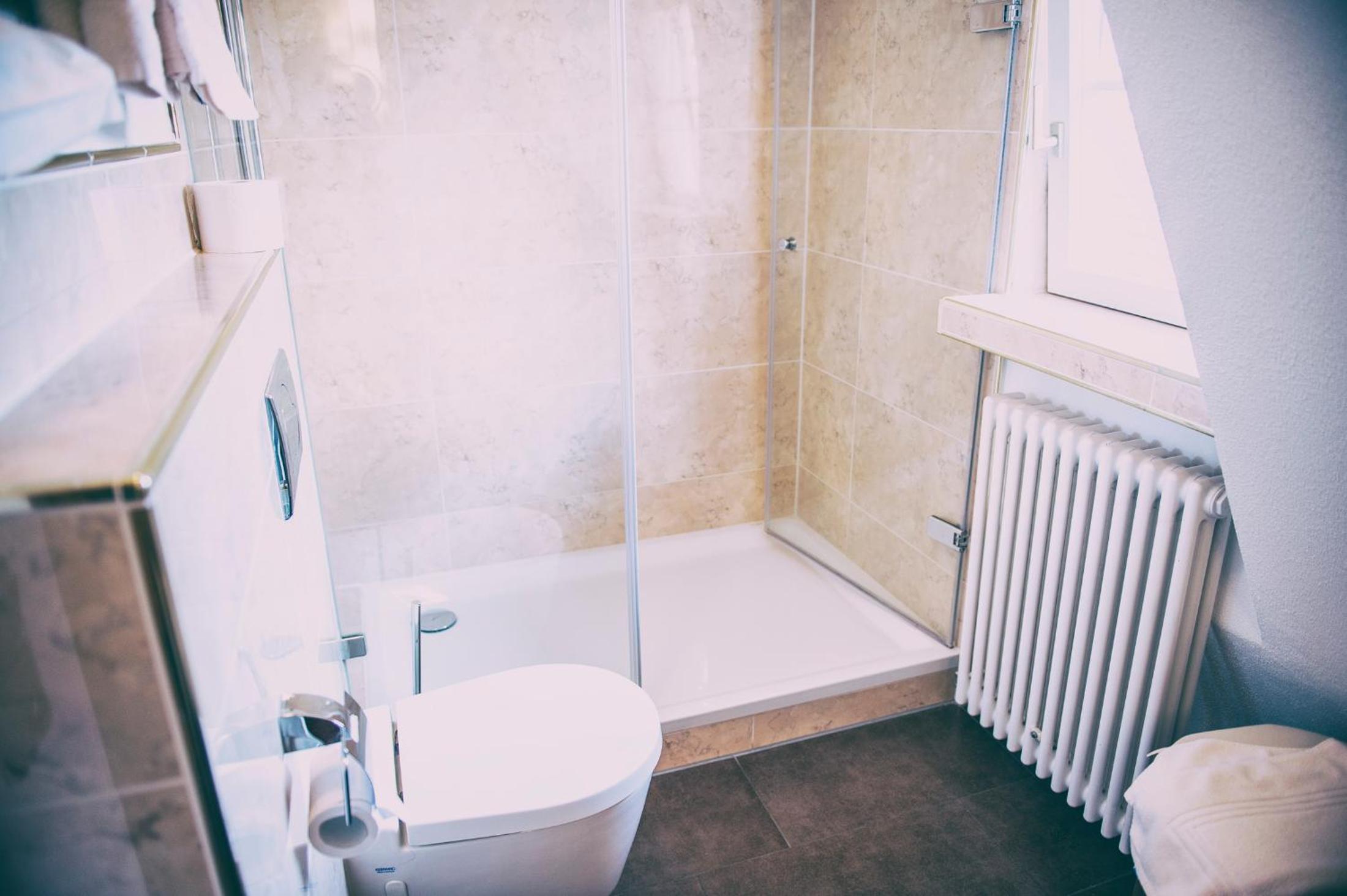 Suite with Hot Tub - Photo 2