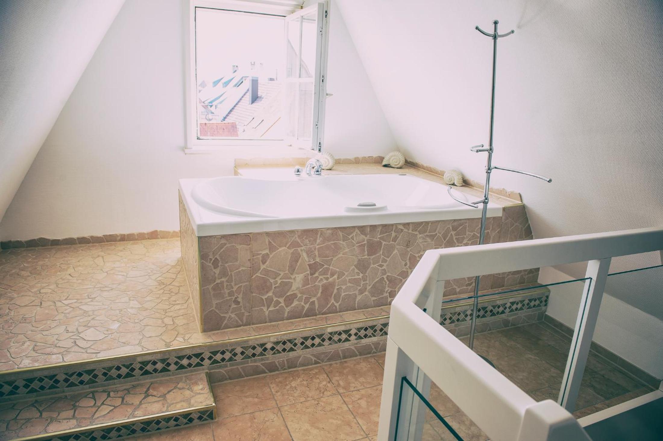 Suite with Hot Tub - Photo 13