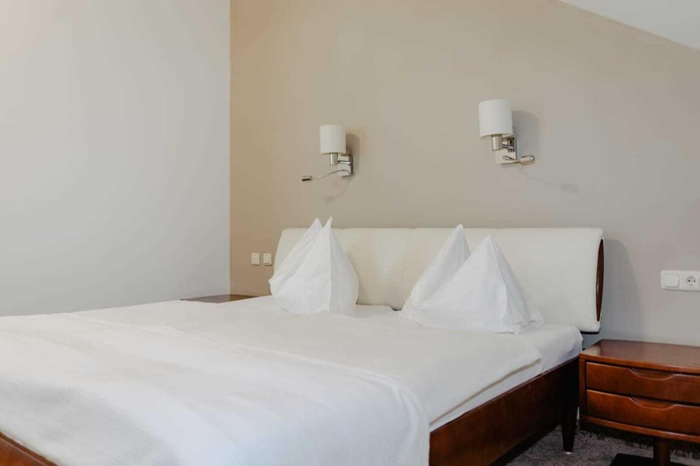 Standard Double Room - Photo 9