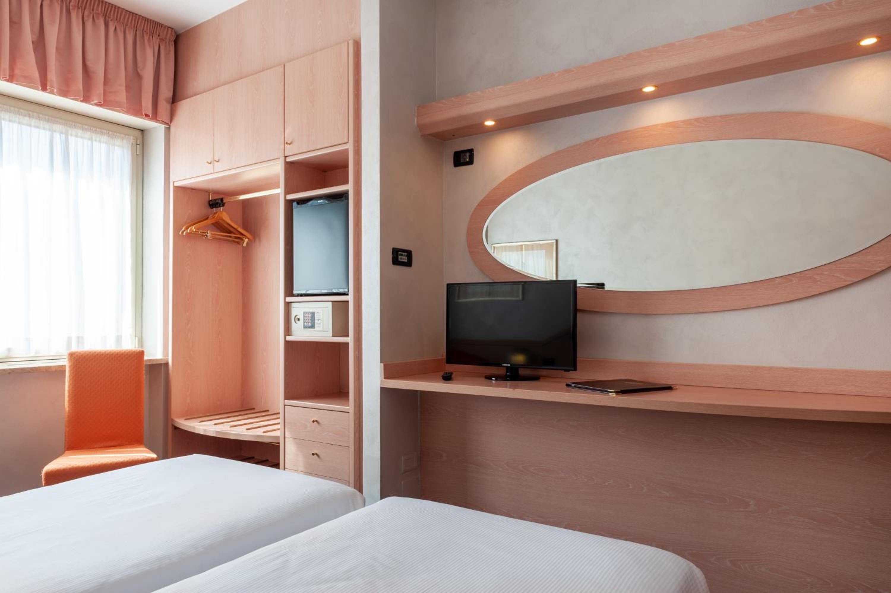 Twin Room - Photo 4