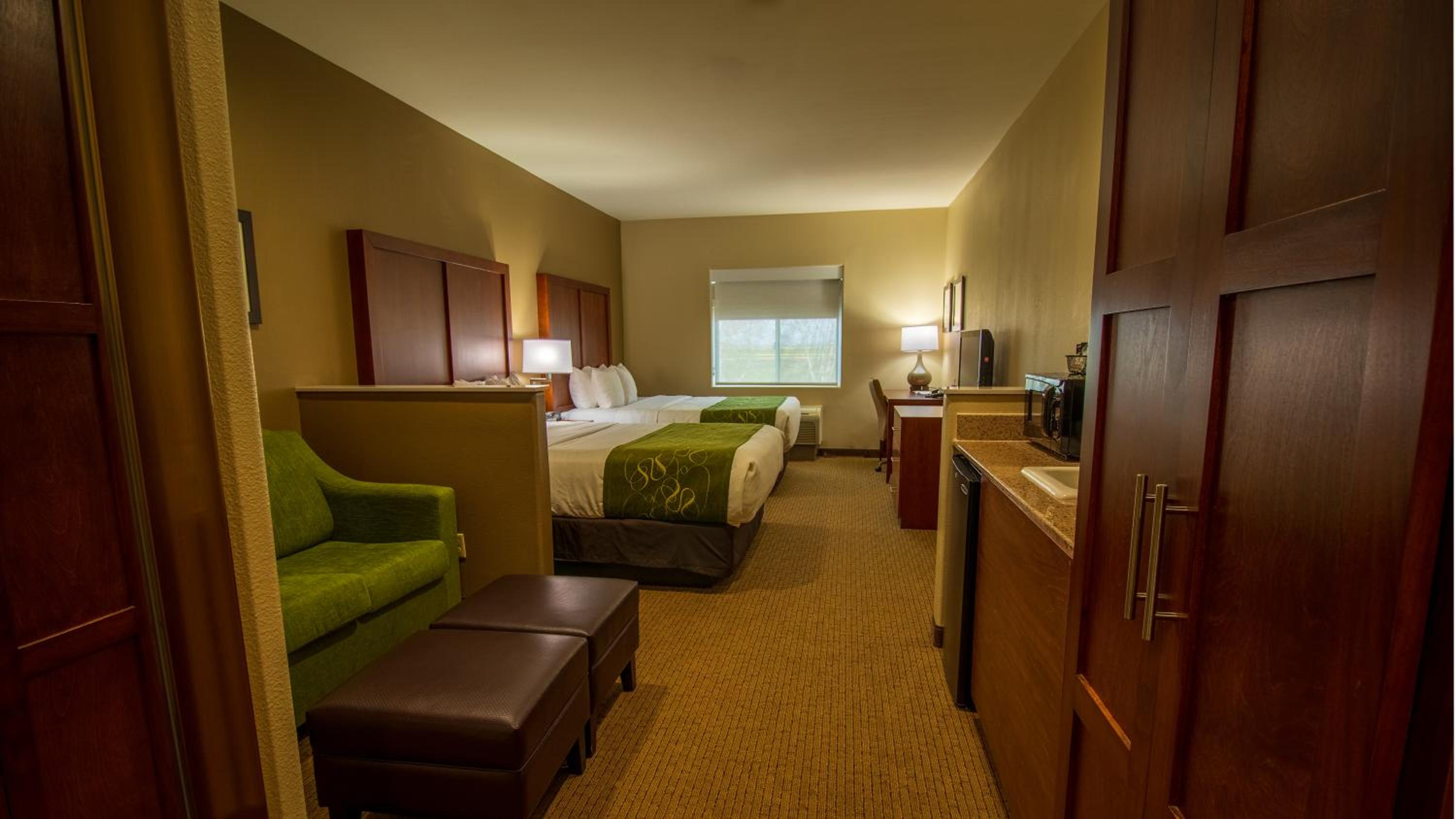 Queen Suite with Two Queen Beds - Non-Smoking - Photo 2