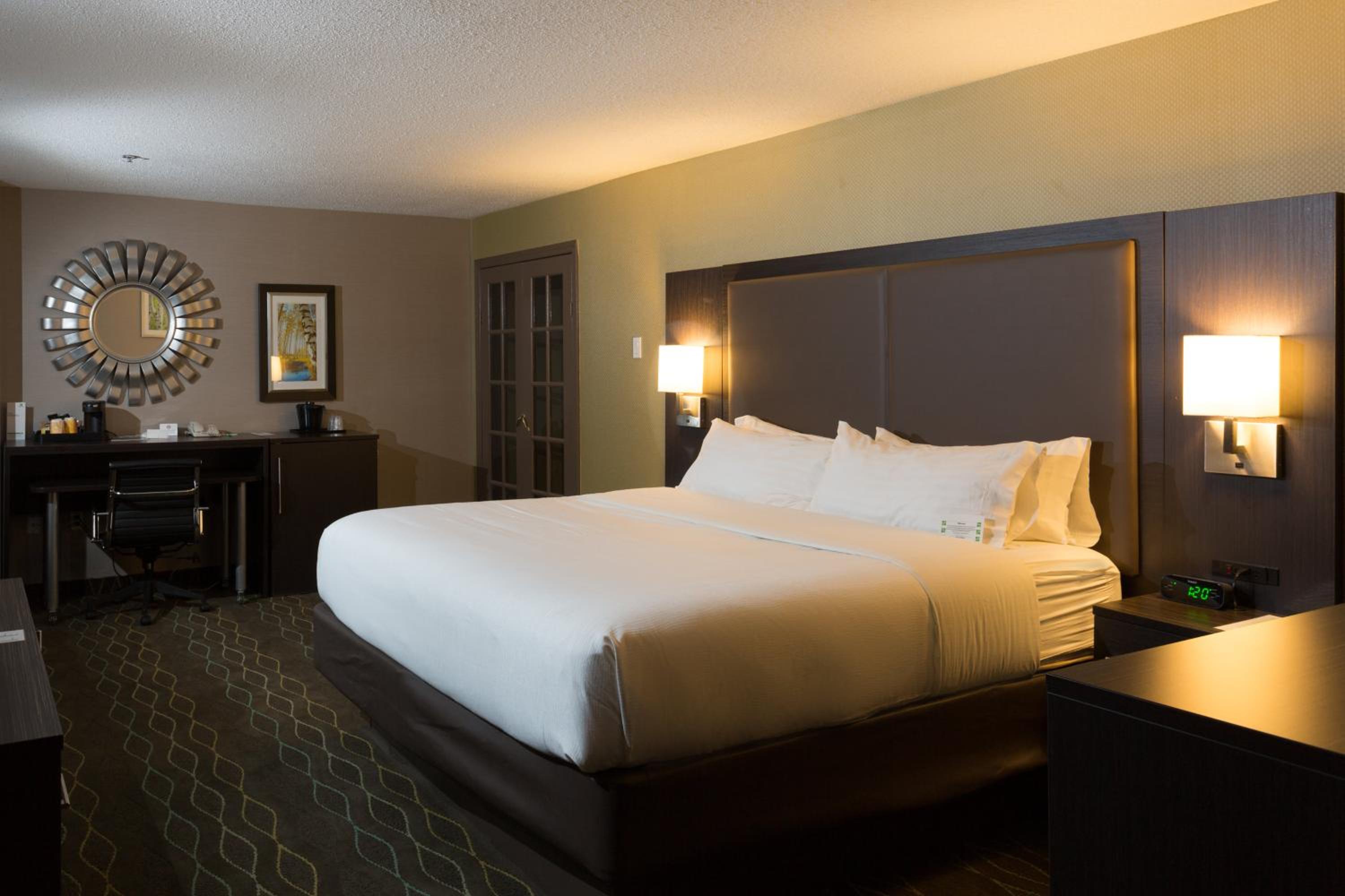 King Suite with Spa Bath - Photo 1