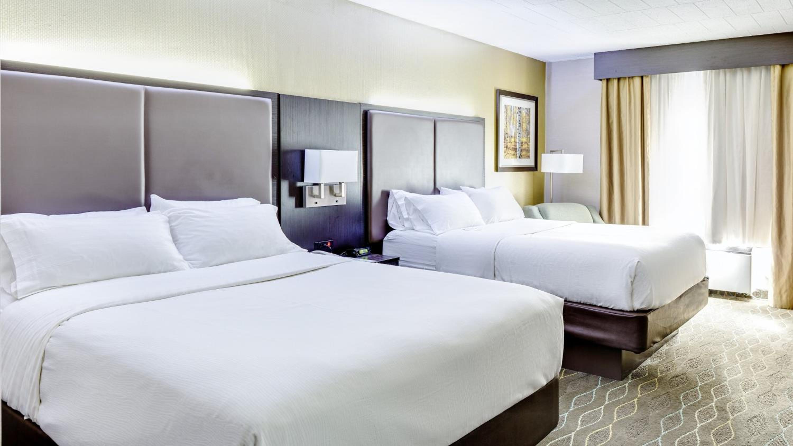 Standard Room with Two Queen Beds - Photo 2