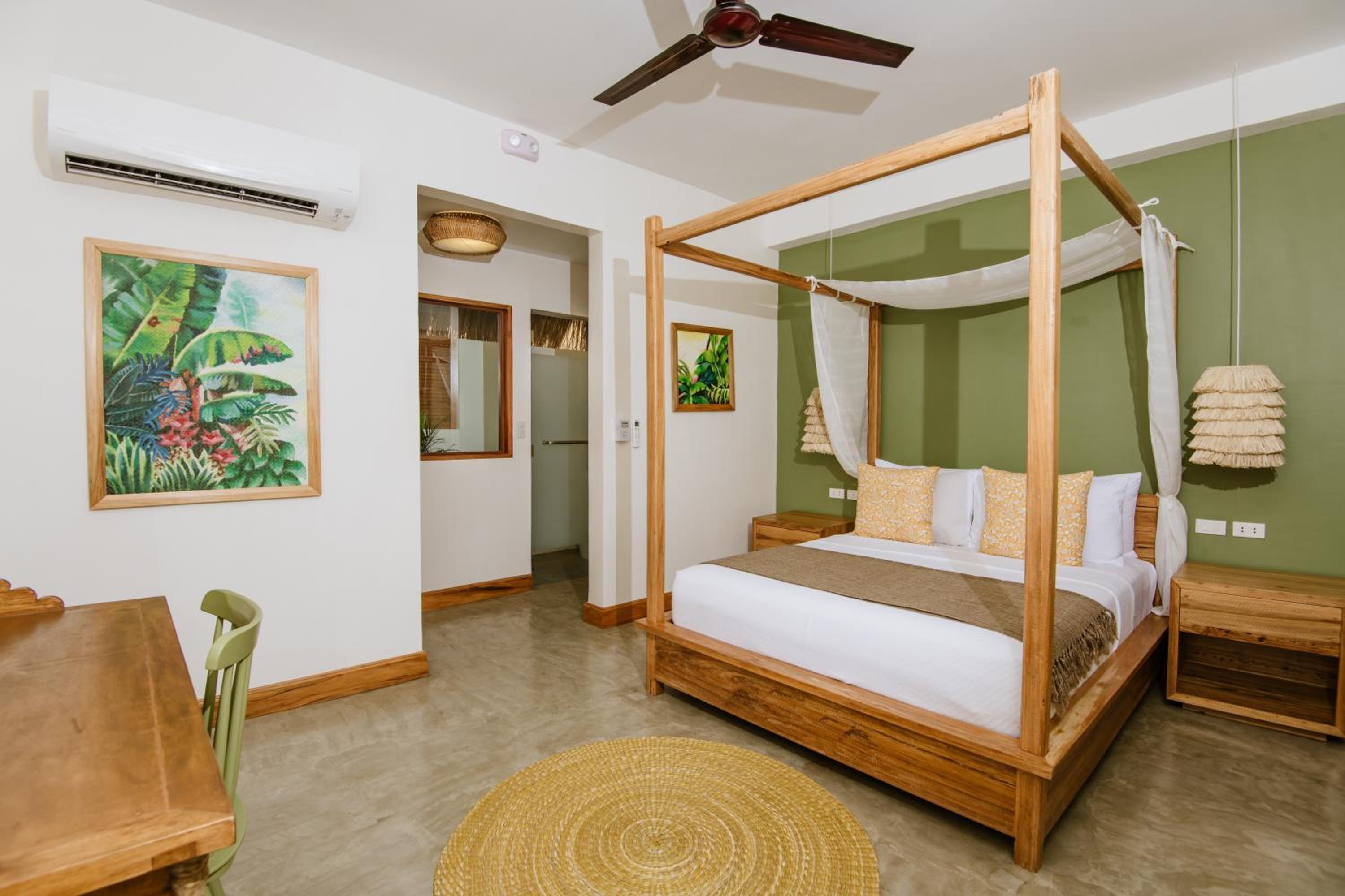 Deluxe Double Room with Balcony - Photo 10