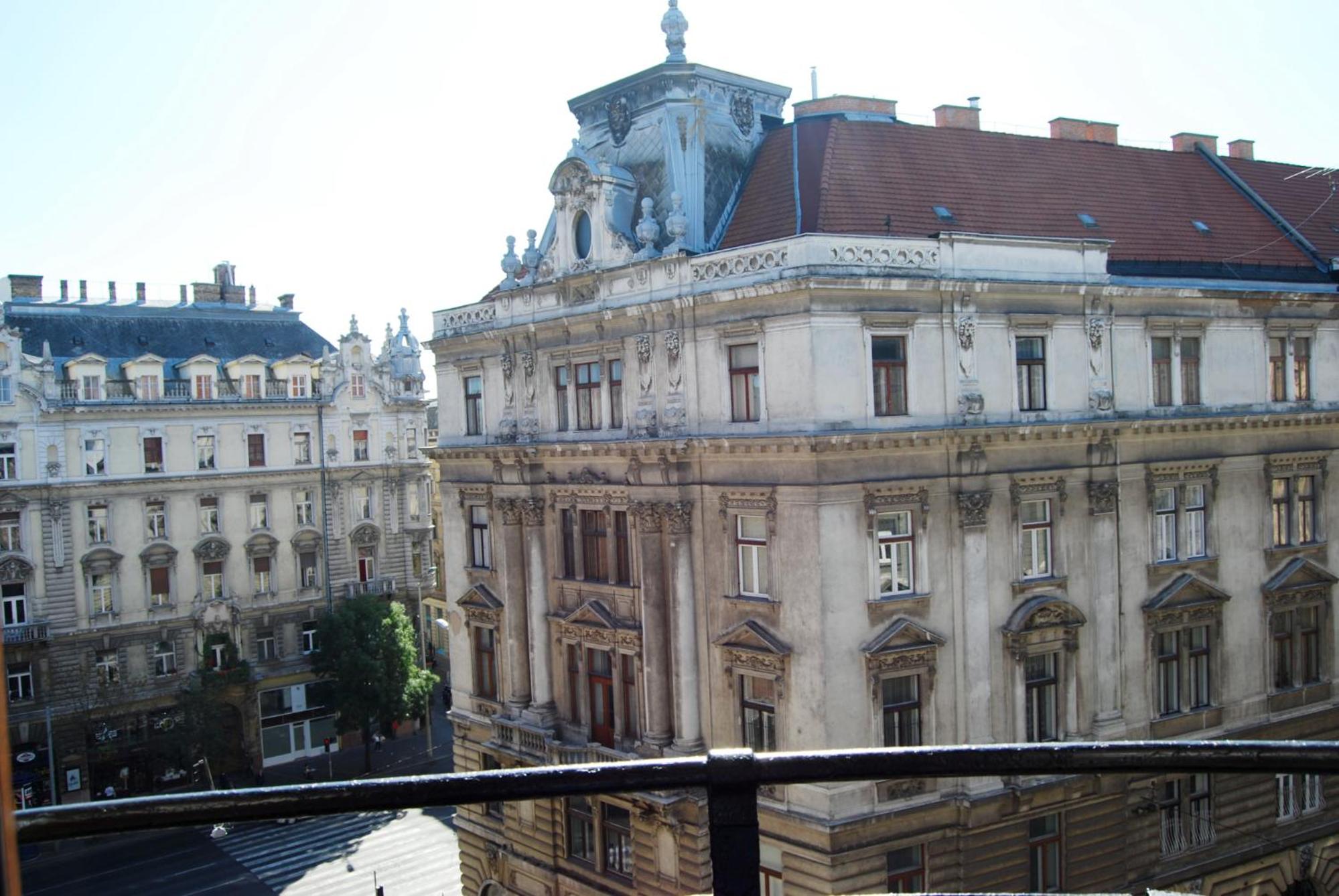 Apartment with Balcony - Photo 21